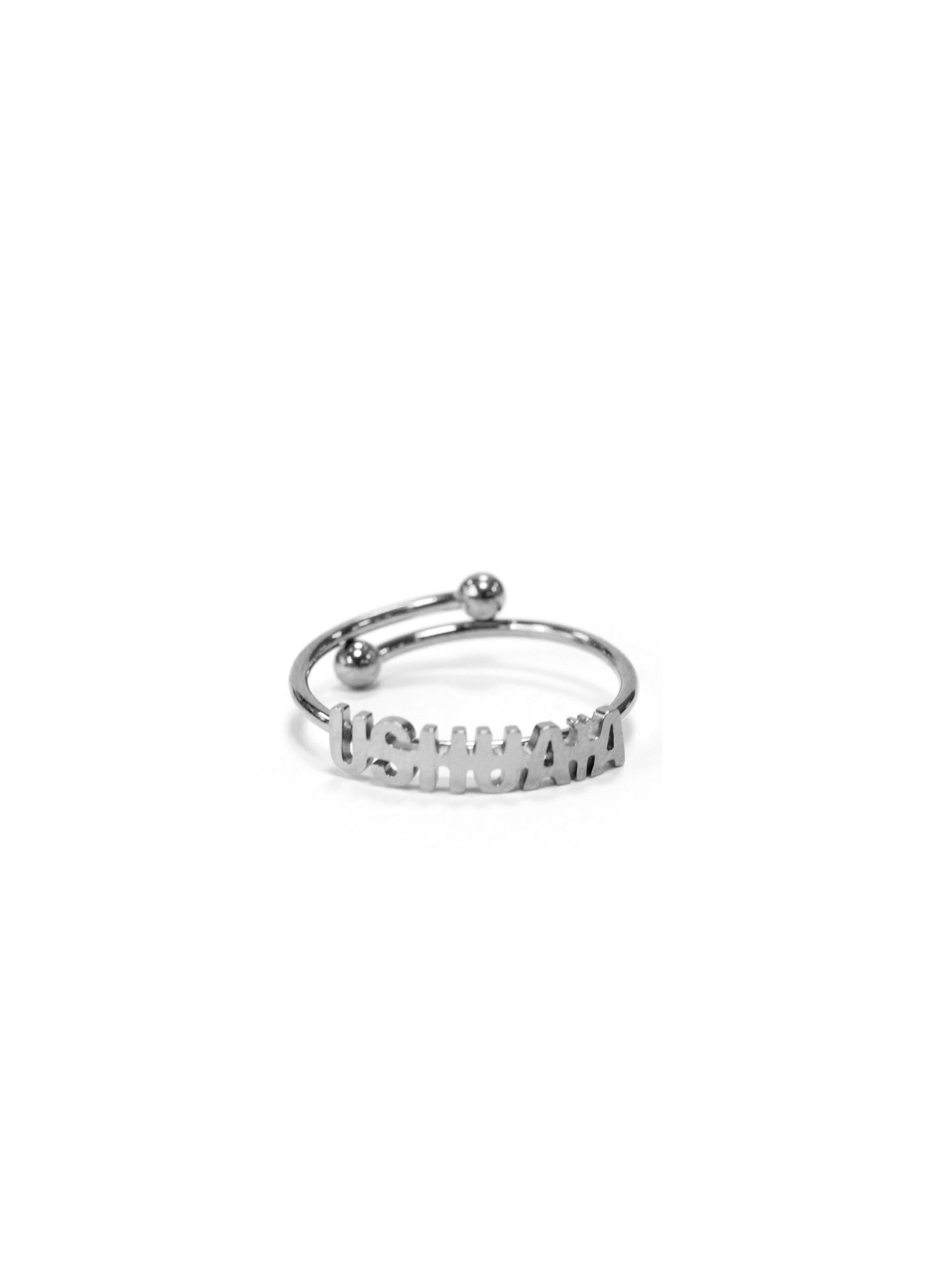 Adjustable metal ring with polished finish. Front cut-out design featuring the USHUAÏA name in capital letters. Available in two finishes: gold and silver. One size fits all.
COMPOSITION:
metal alloy.