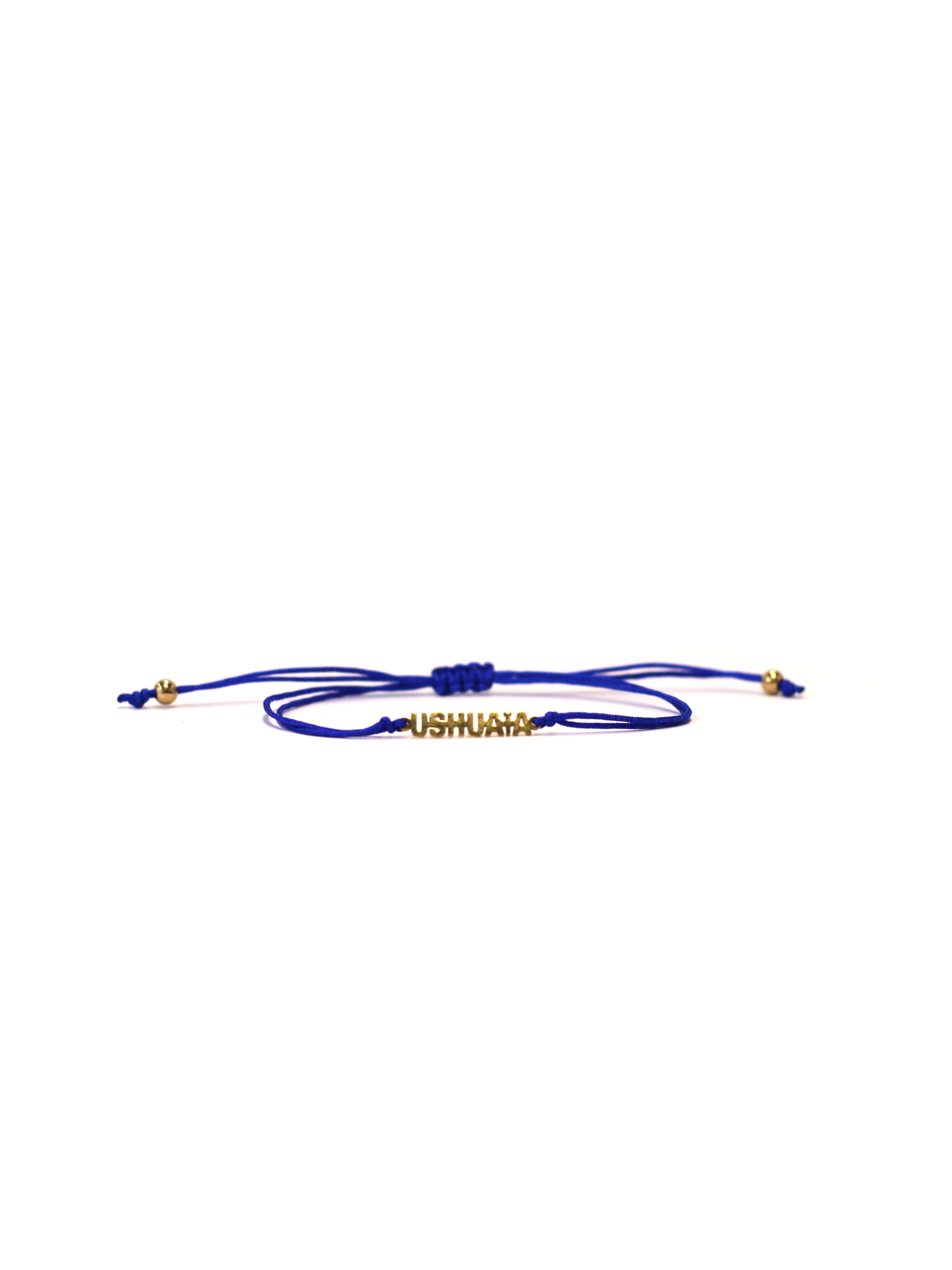 Adjustable thread bracelet with central knot. Metal piece with USHUAÏA text in gold finish. Available in various colors. One size fits all.
COMPOSITION:
textile thread, metal alloy.