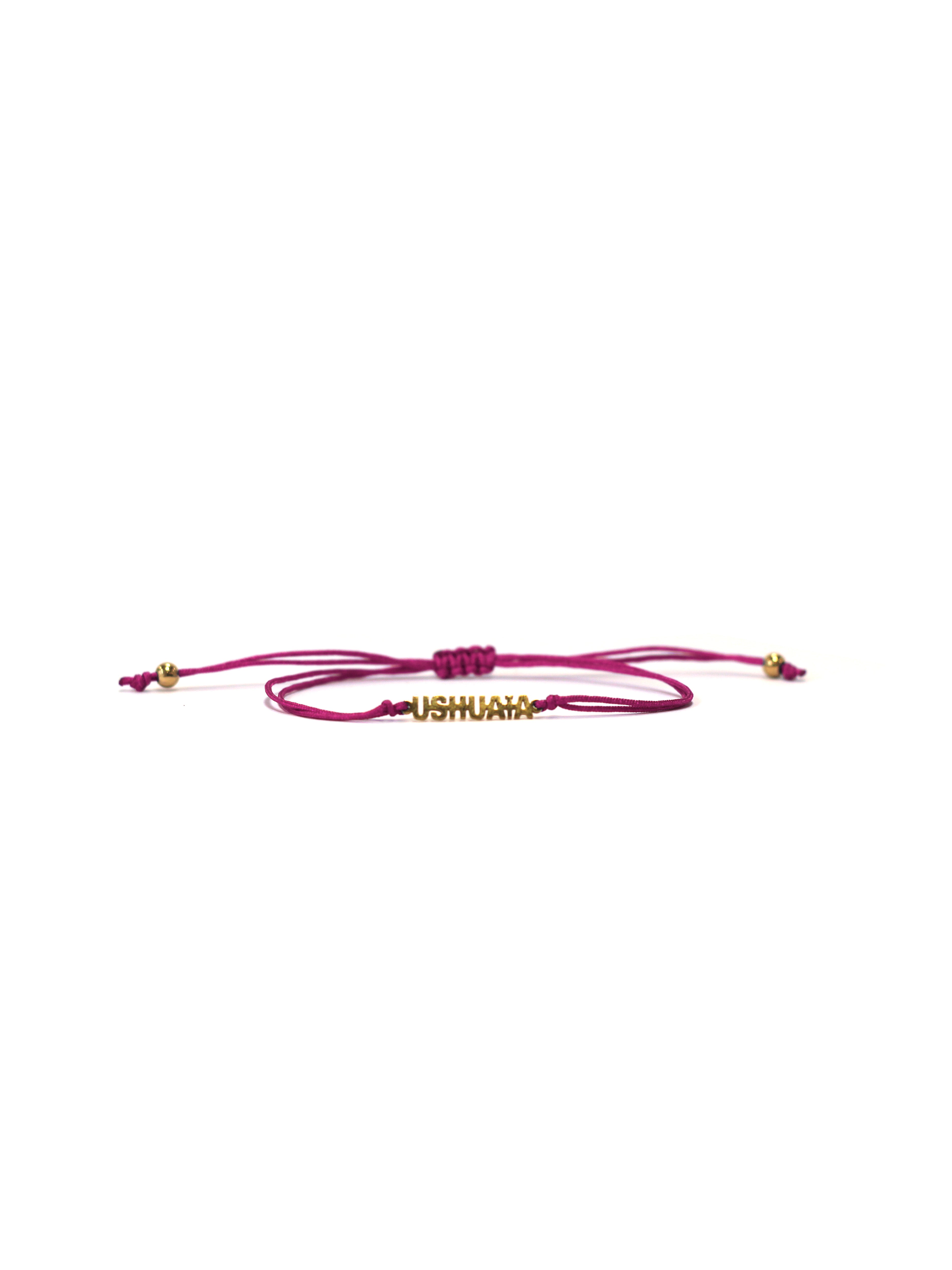 Adjustable thread bracelet with central knot. Metal piece with USHUAÏA text in gold finish. Available in various colors. One size fits all.
COMPOSITION:
textile thread, metal alloy.