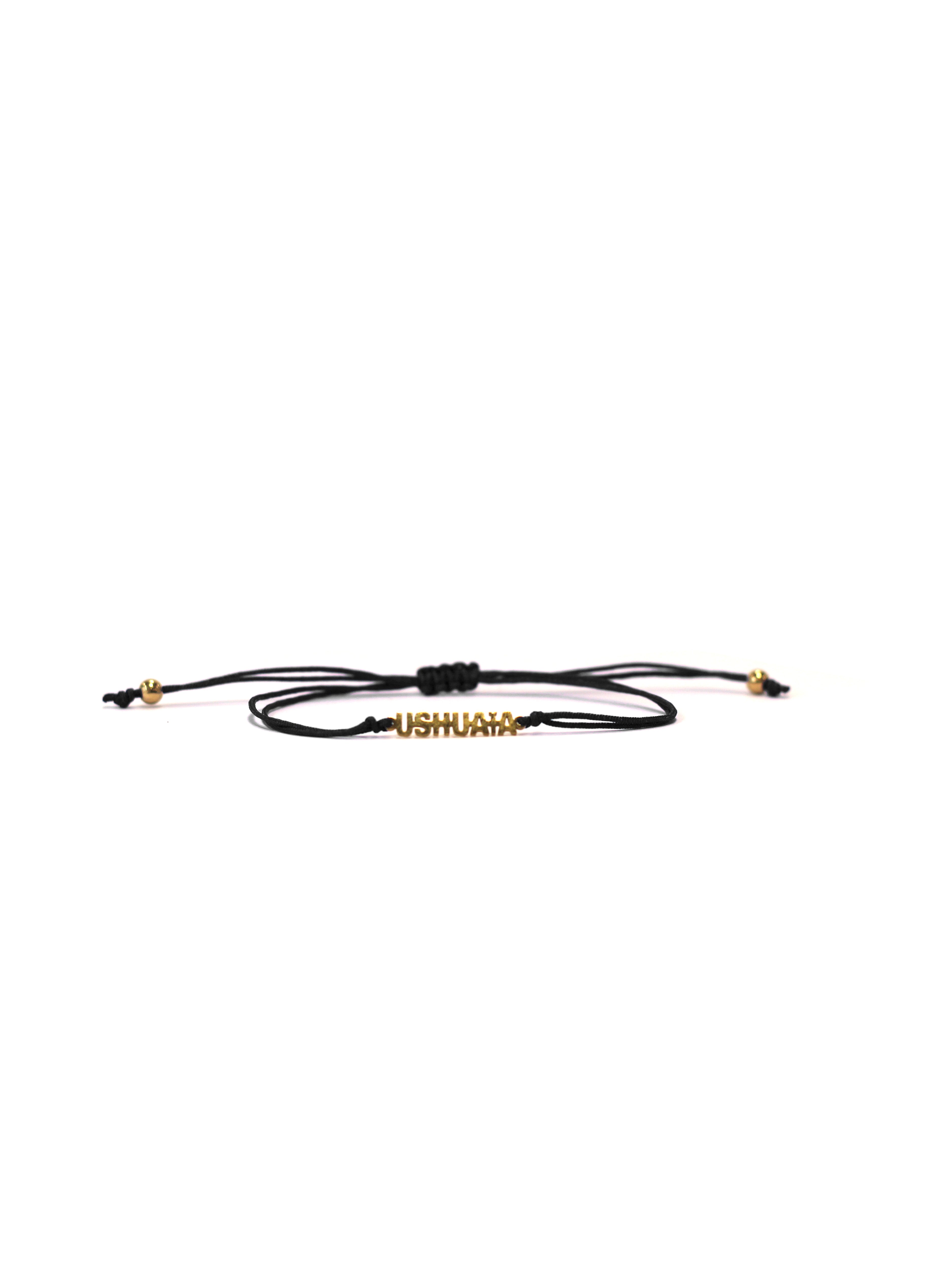 Adjustable thread bracelet with central knot. Metal piece with USHUAÏA text in gold finish. Available in various colors. One size fits all.
COMPOSITION:
textile thread, metal alloy.