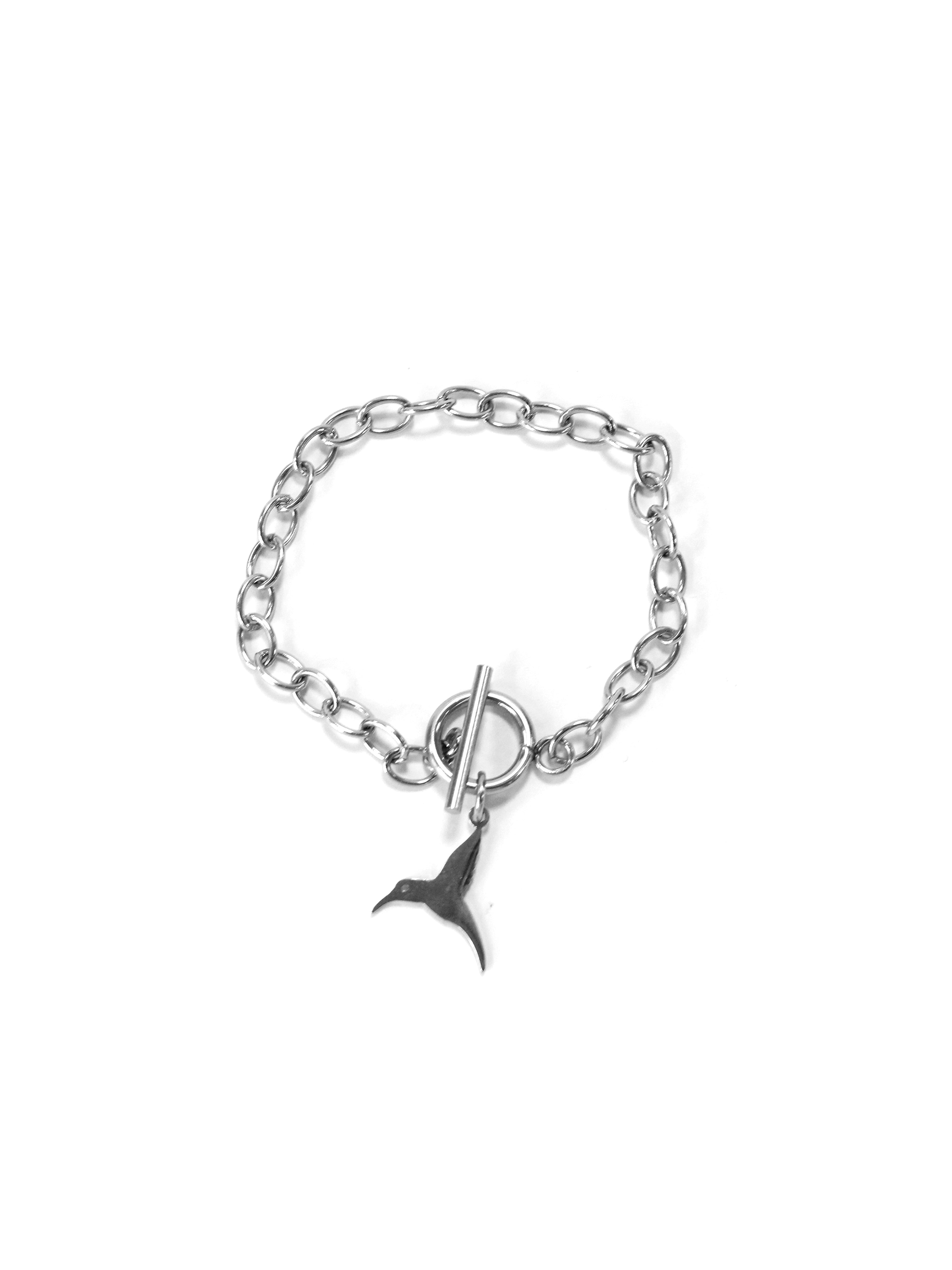 Metal link bracelet with T-bar closure. Includes a hanging Ushuaïa logo charm. Available in silver and gold finishes.
COMPOSITION:
metal alloy.