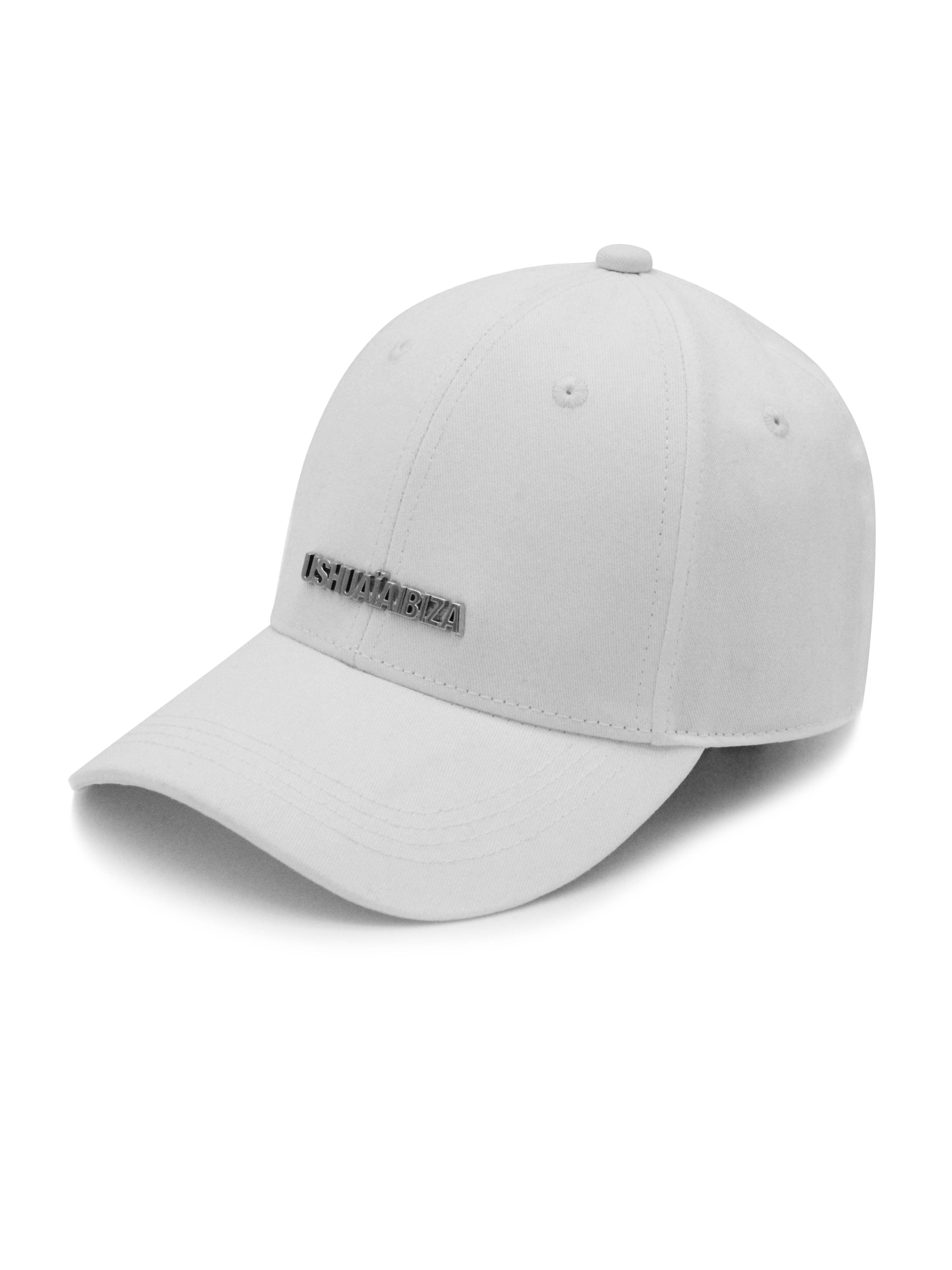 Curved visor cap in total white with Ushuaïa Ibiza logo in metallic black finish on the front. Adjustable back strap for a comfortable fit.