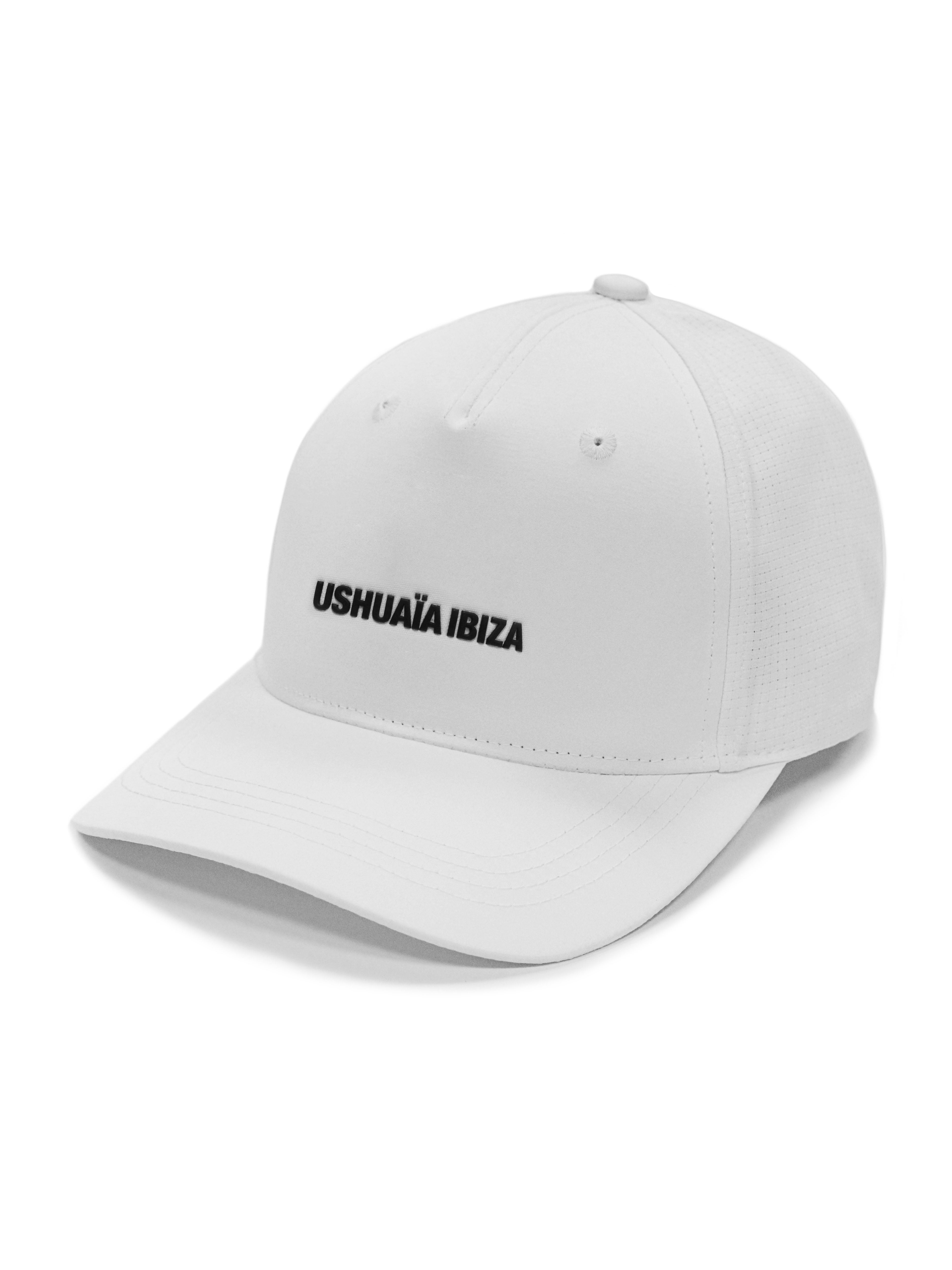 Curved visor cap in white. “Ushuaïa Ibiza” logo in black rubber finish on the front, for a modern and distinctive effect. Adjustable back strap for greater comfort.