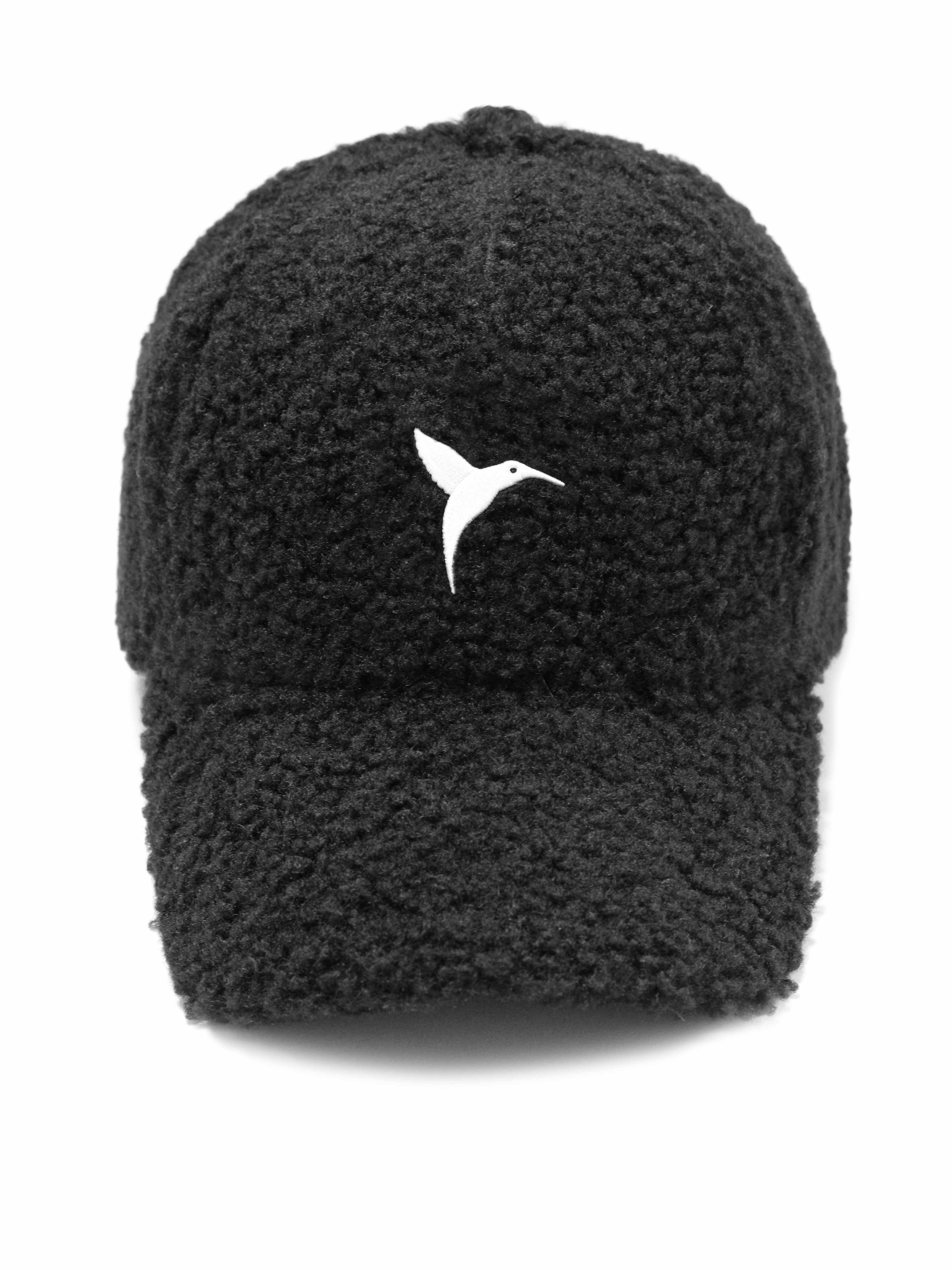 Curved visor cap with teddy-effect finish. Contrasting Ushuaïa embroidered logo on the front. Adjustable back strap for a comfortable fit.