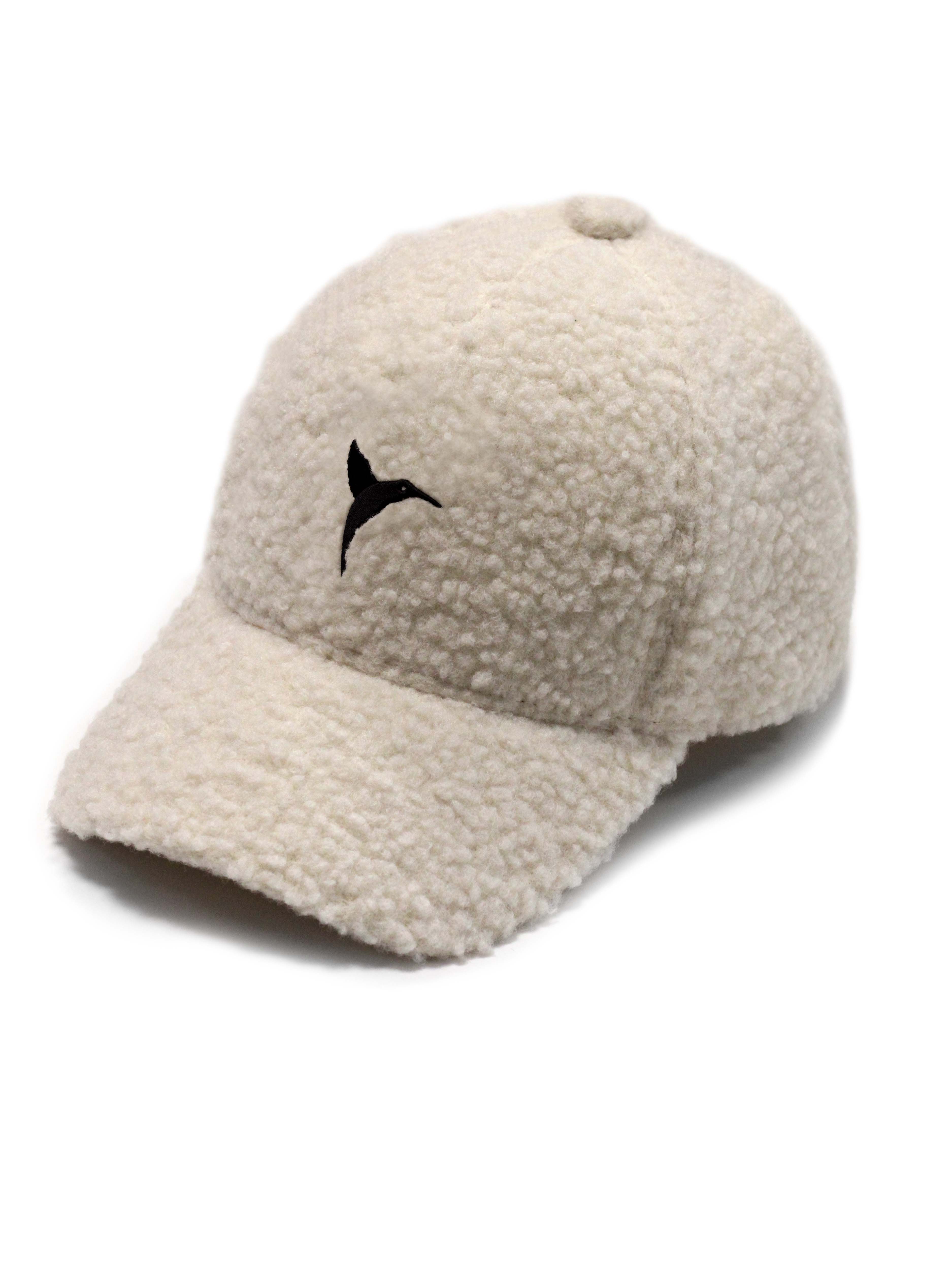 Curved visor cap with teddy-effect finish. Contrasting Ushuaïa embroidered logo on the front. Adjustable back strap for a comfortable fit.