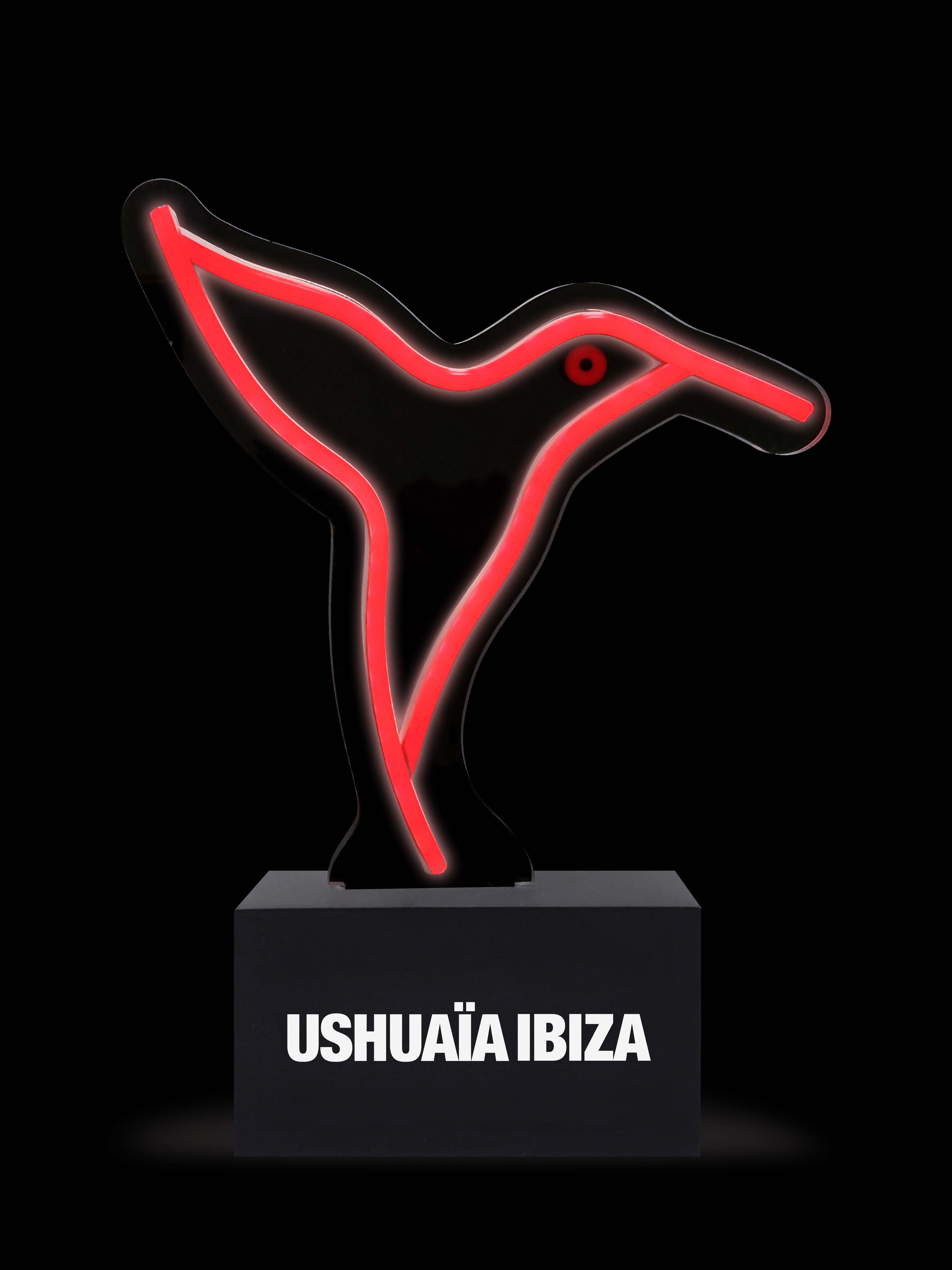 USHUAÏA’S LOGO LED LIGHT
COMPOSITION:
Molded acrylic + matte black lacquered MDF base