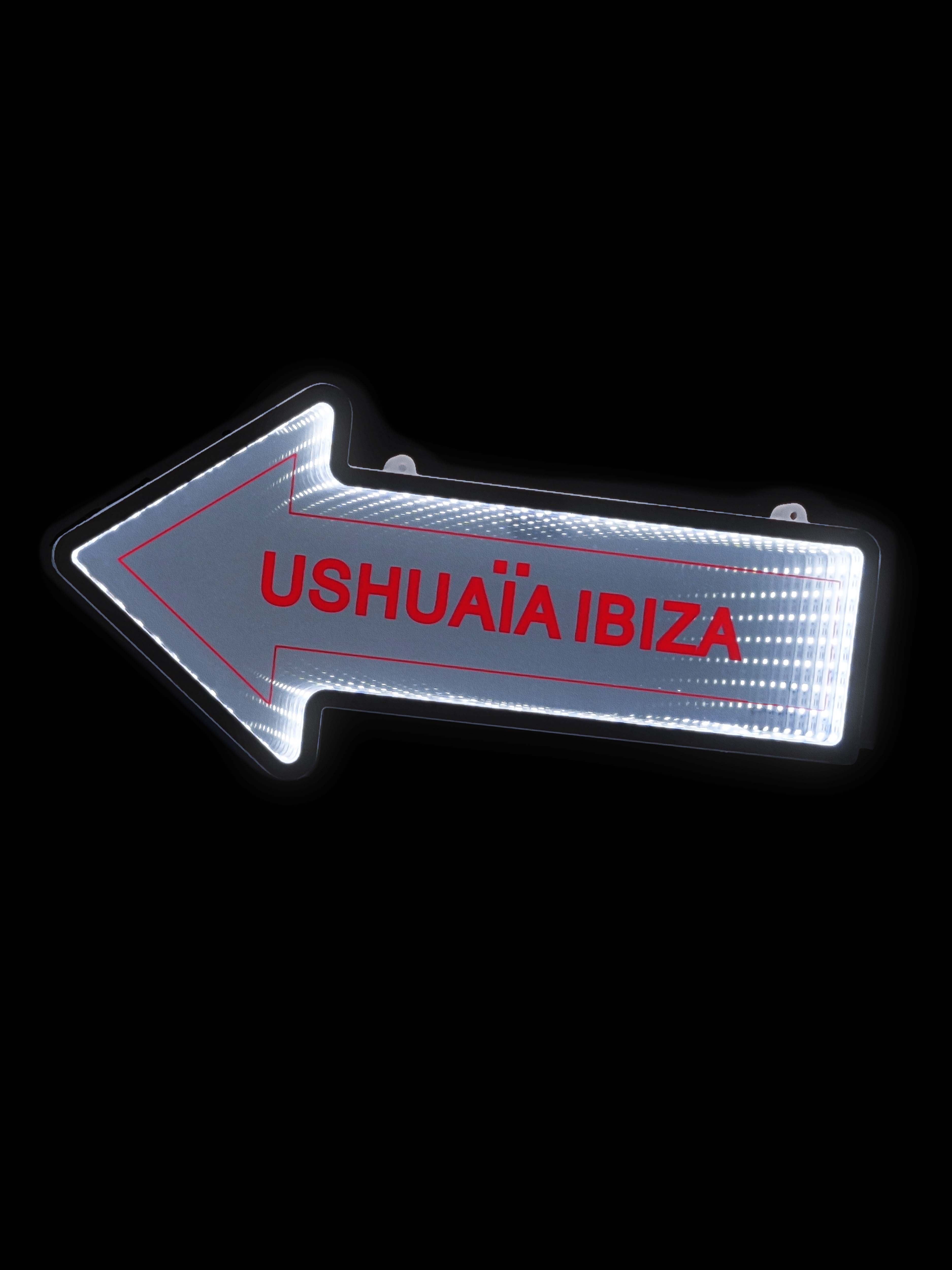 USHUAÏA’S INFINITY ARROW LED LIGHT
COMPOSITION:
Mirrored acrylic + black-tinted front panel + PVC frame