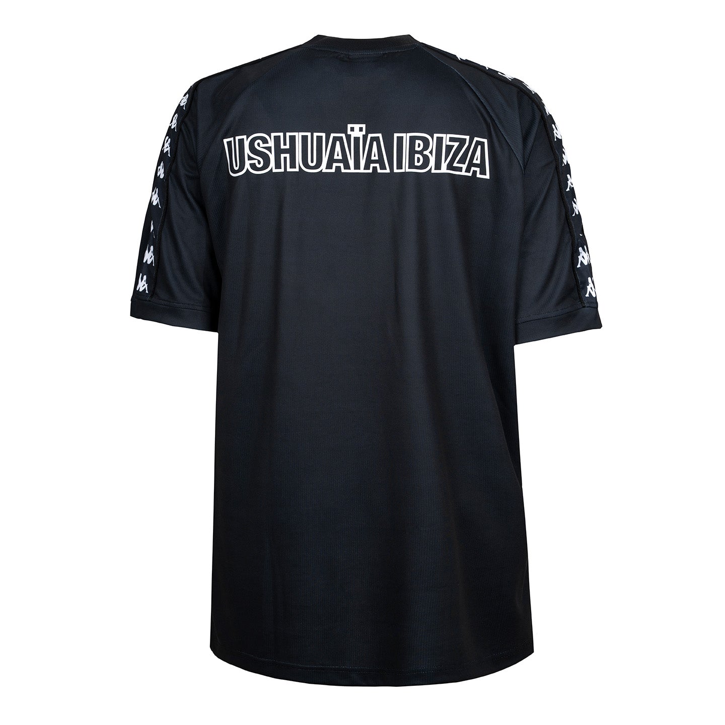 Camiseta de poliéster negra con banda Kappa en las mangas de la colección Kappa x Ushuaïa.