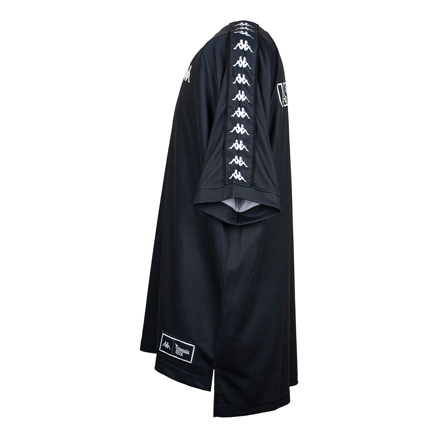 Camiseta de poliéster negra con banda Kappa en las mangas de la colección Kappa x Ushuaïa.