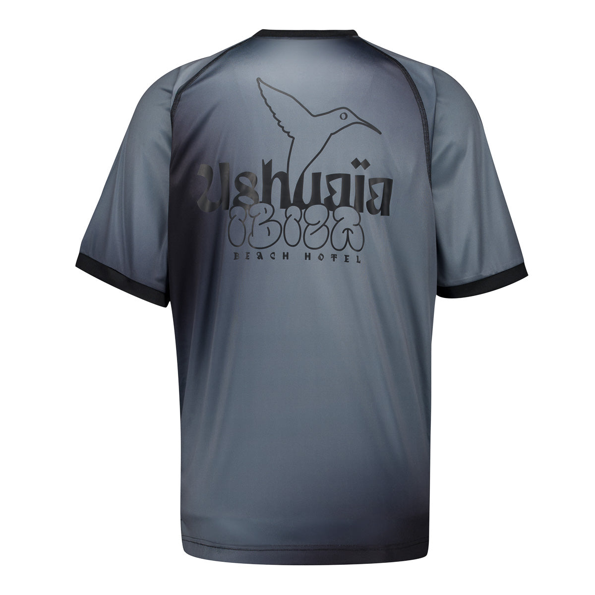 Camiseta de fútbol regular fit de manga corta. Detalle de logos estampados a contraste de Ushuaïa x Kappa en delantero y espalda. Disponible en color naranja o negro.