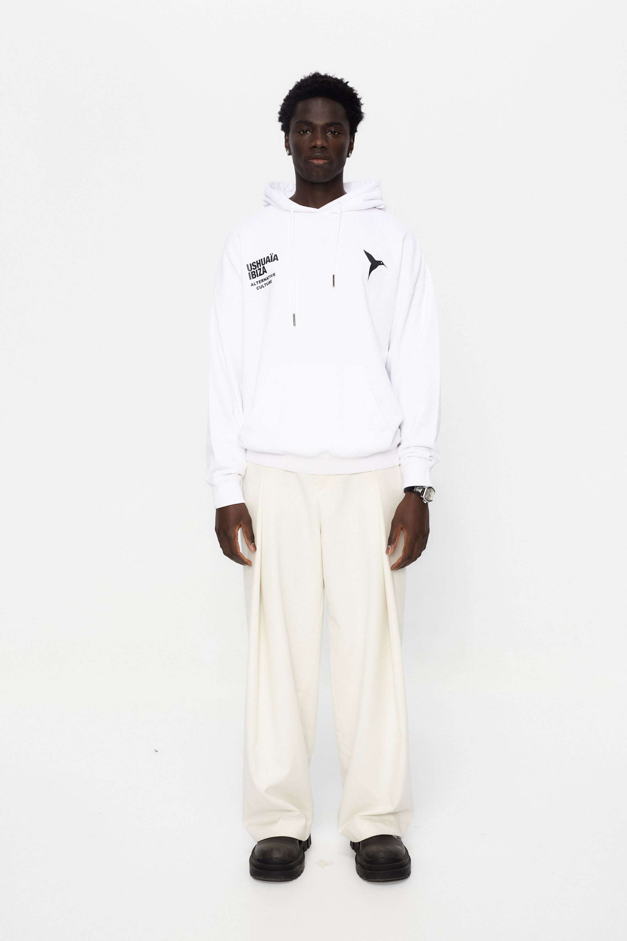 Oversized sweatshirt with adjustable hood with drawstring and washed long sleeves with peach effect. Contrast combined print detail on the front. Kangaroo pocket on the front. Ribbed finishes.