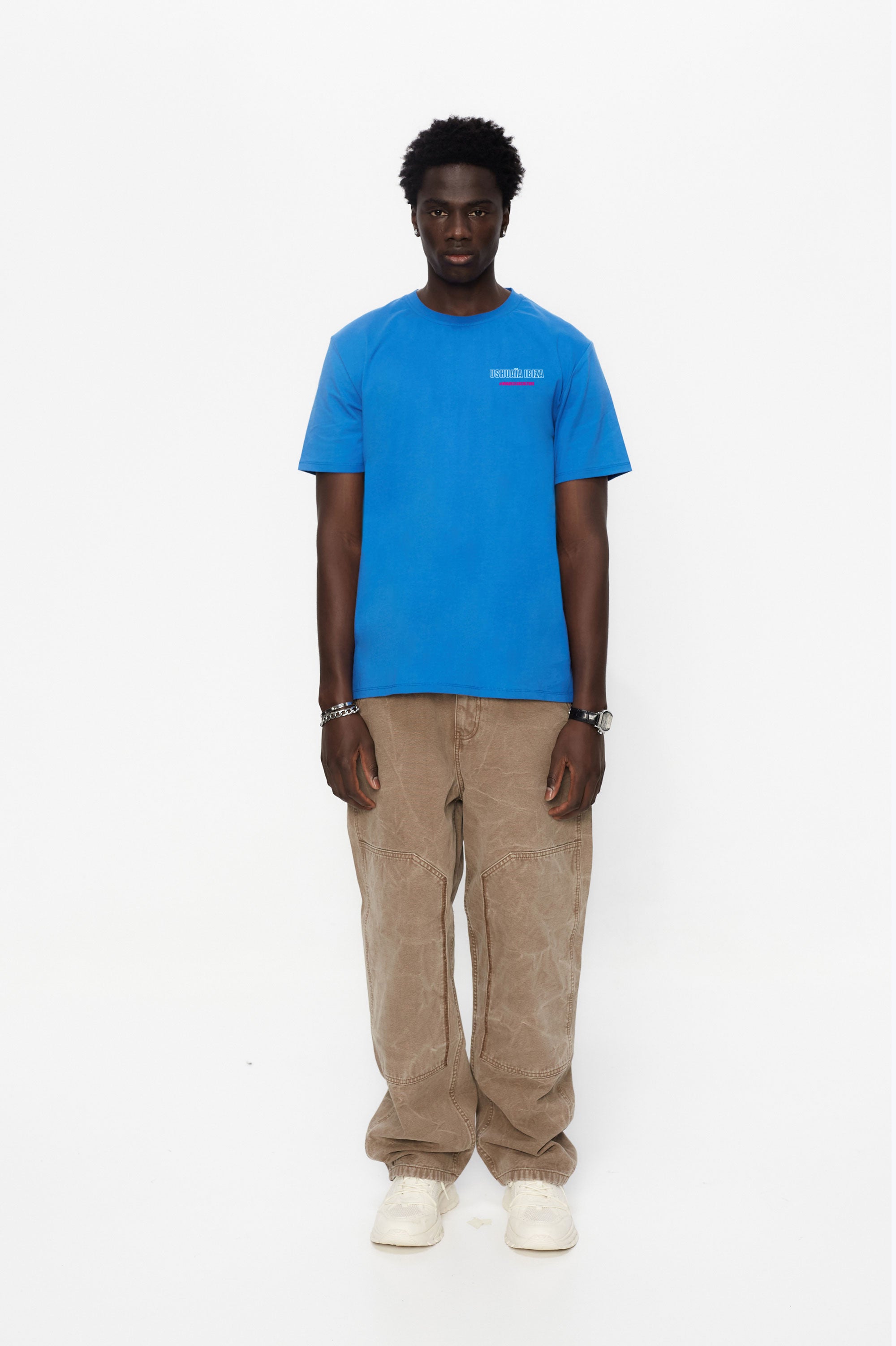 Regular fit T-shirt with round neck and short sleeves, washed with a fade-out effect. Contrasting combined print detail on the front and back.