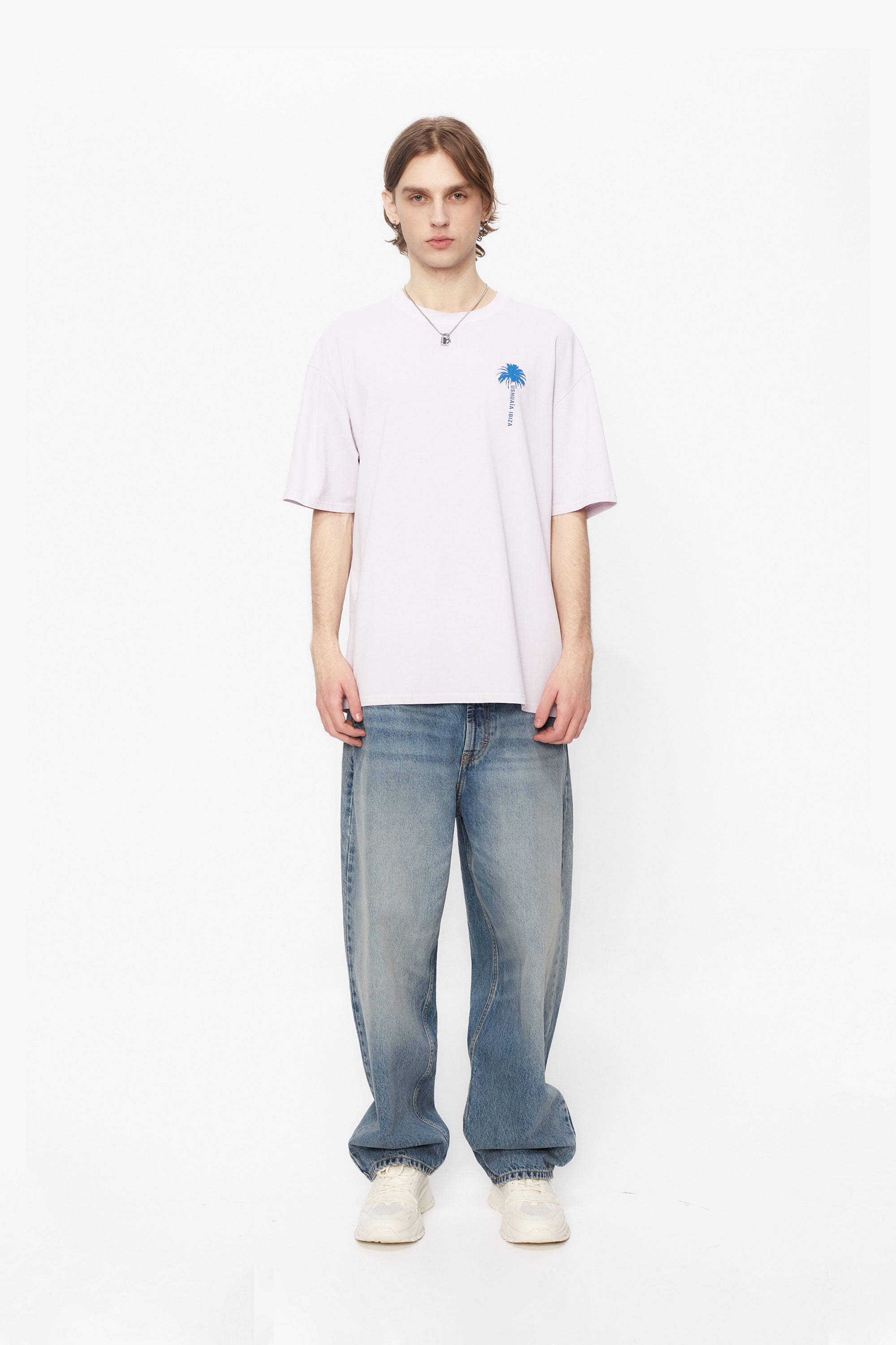 Oversized t-shirt with round neck and short sleeves washed with fade out effect. Contrast combined print detail on front and back.