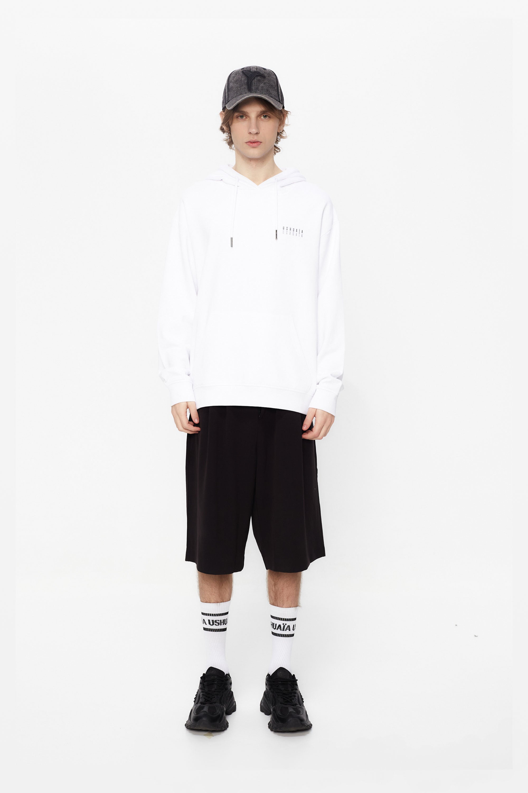 Oversized sweatshirt with adjustable hood with drawstring and long sleeves. Contrast combined print detail on front and back. Kangaroo pocket on the front. Ribbed finishes.
LIMITED EDITION
COMPOSITION:
100% Cotton