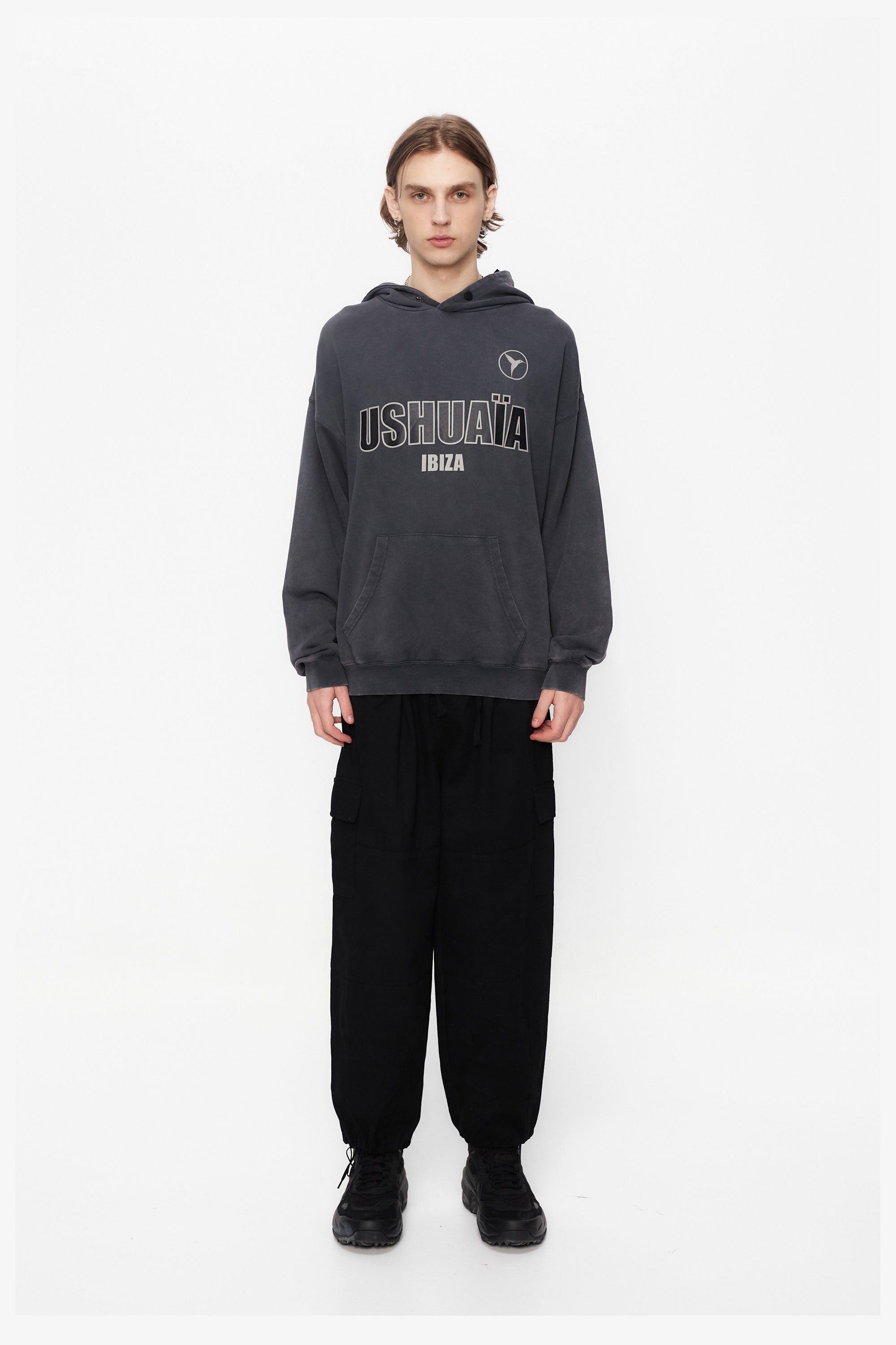 Oversized sweatshirt with adjustable hood with automatic and washed long sleeves with fade out effect. Contrast combined print detail on the front. Kangaroo pocket on the front. Ribbed finishes.