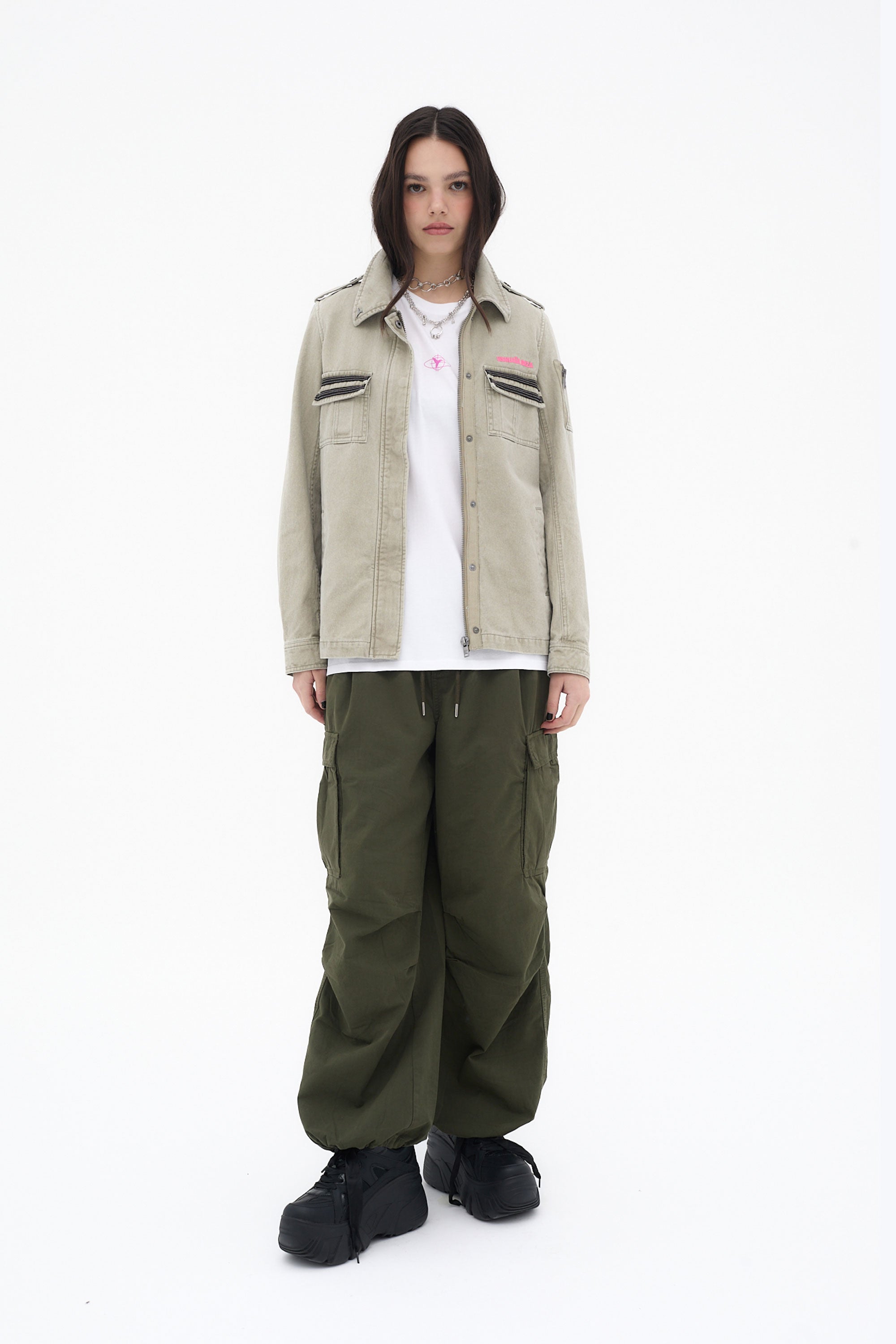 chaqueta militar mujer verde bolsillos frontales