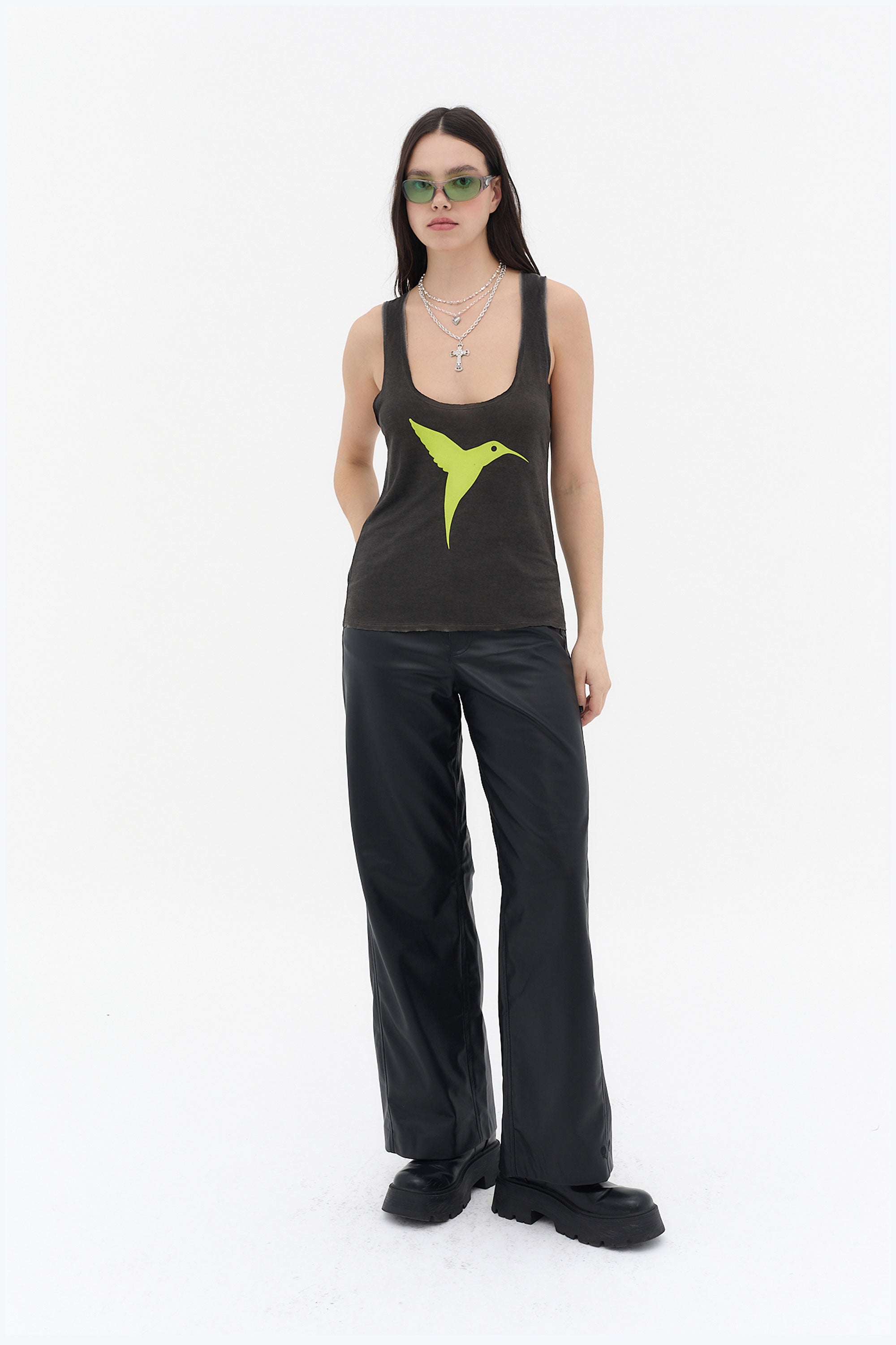 camiseta tirantes mujer negra logo amarillo