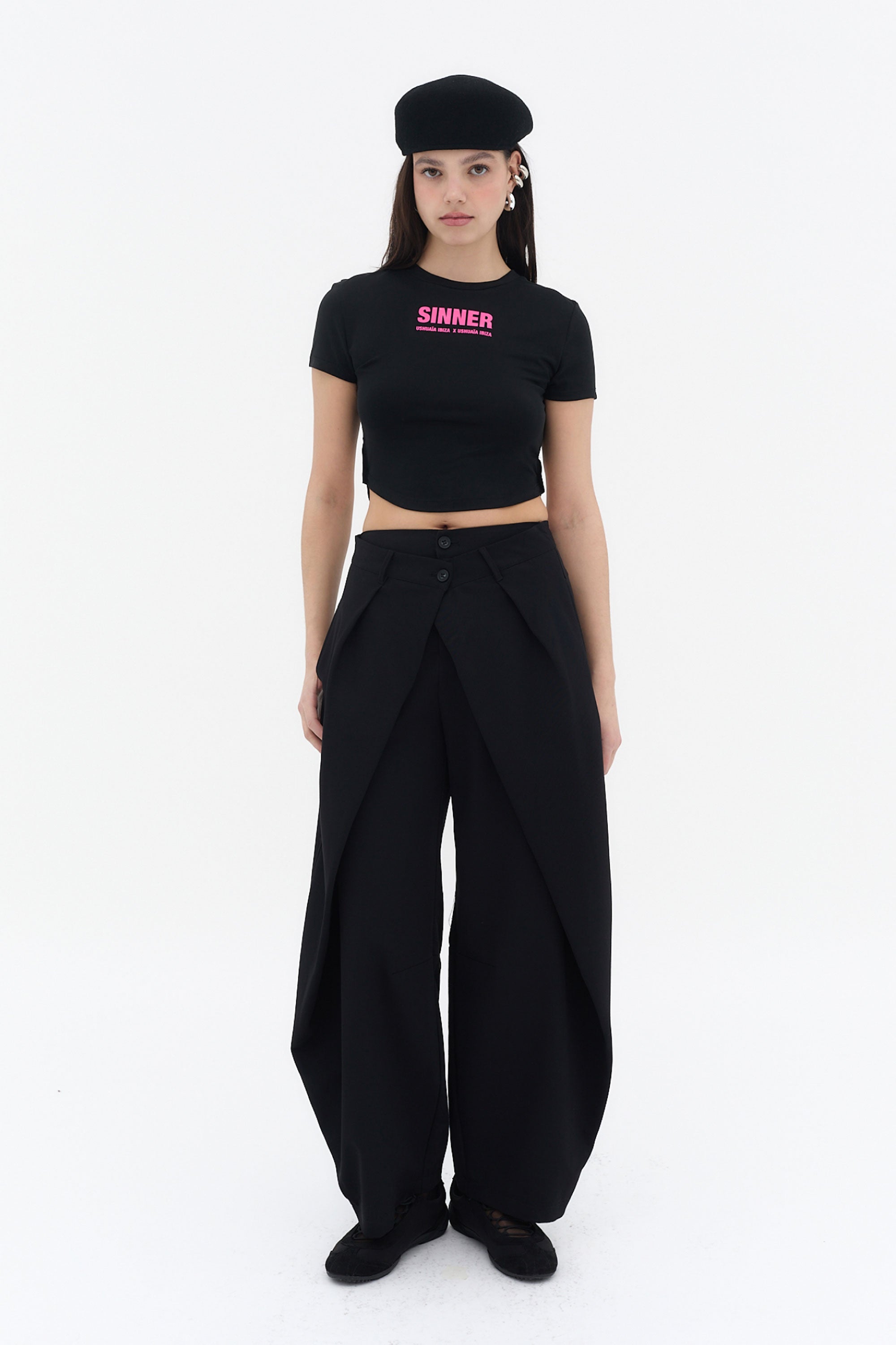 camiseta mujer negra crop sinner