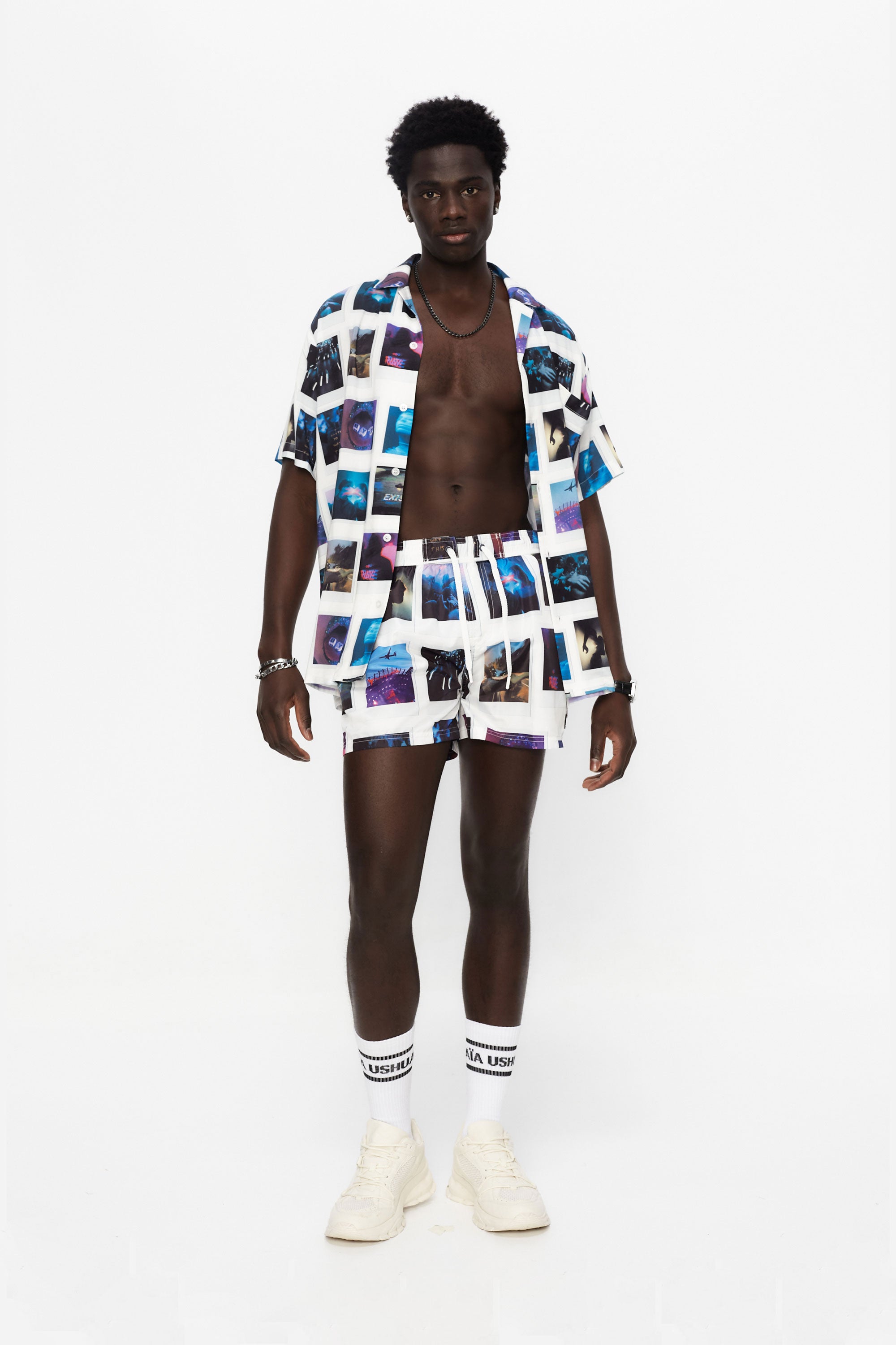 Swimsuit made of technical fabric. Adjustable elastic waistband with drawstring. Side pockets, rubberized application detail on the front and patch pocket on the back. Inner lining.