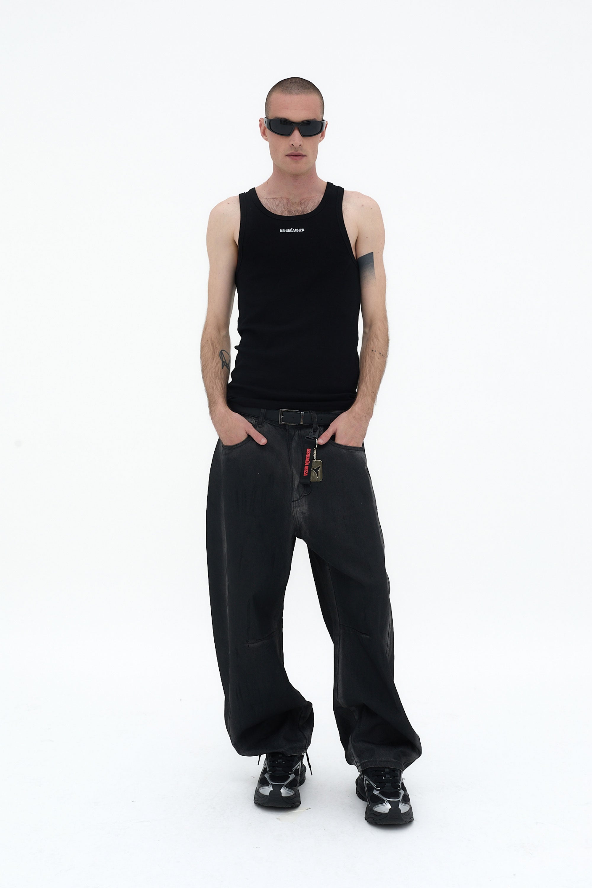 Camiseta sin mangas ajustada negra Ushuaïa en tejido rib con logo bordado en el frente