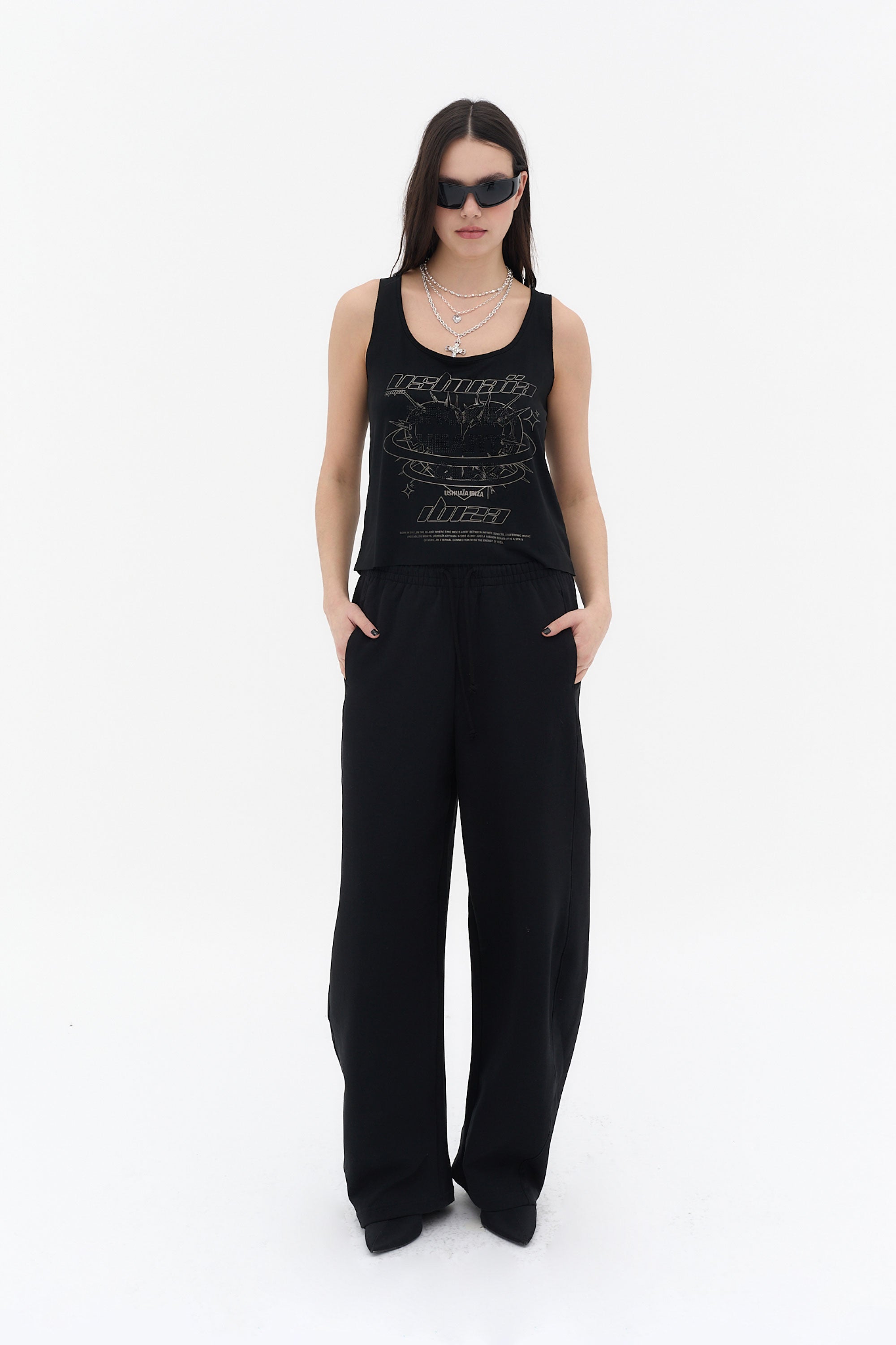 camiseta tirantes mujer negra logo grafico y cadenas espalda detalle