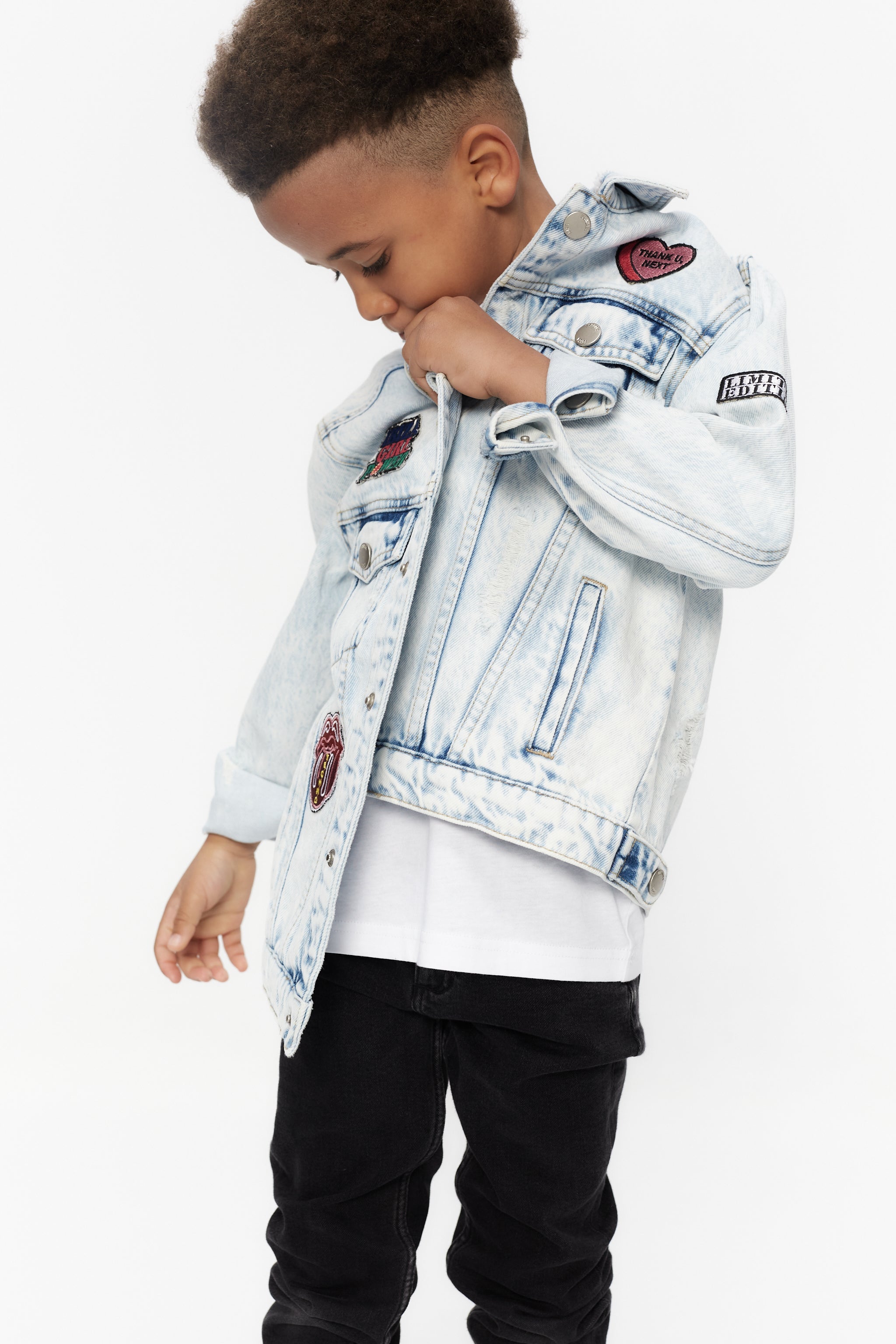 Jacket with lapel collar and long sleeves. Front pockets. Front closure with snaps. Detail of patches applied on the front and embroidered print on the back.