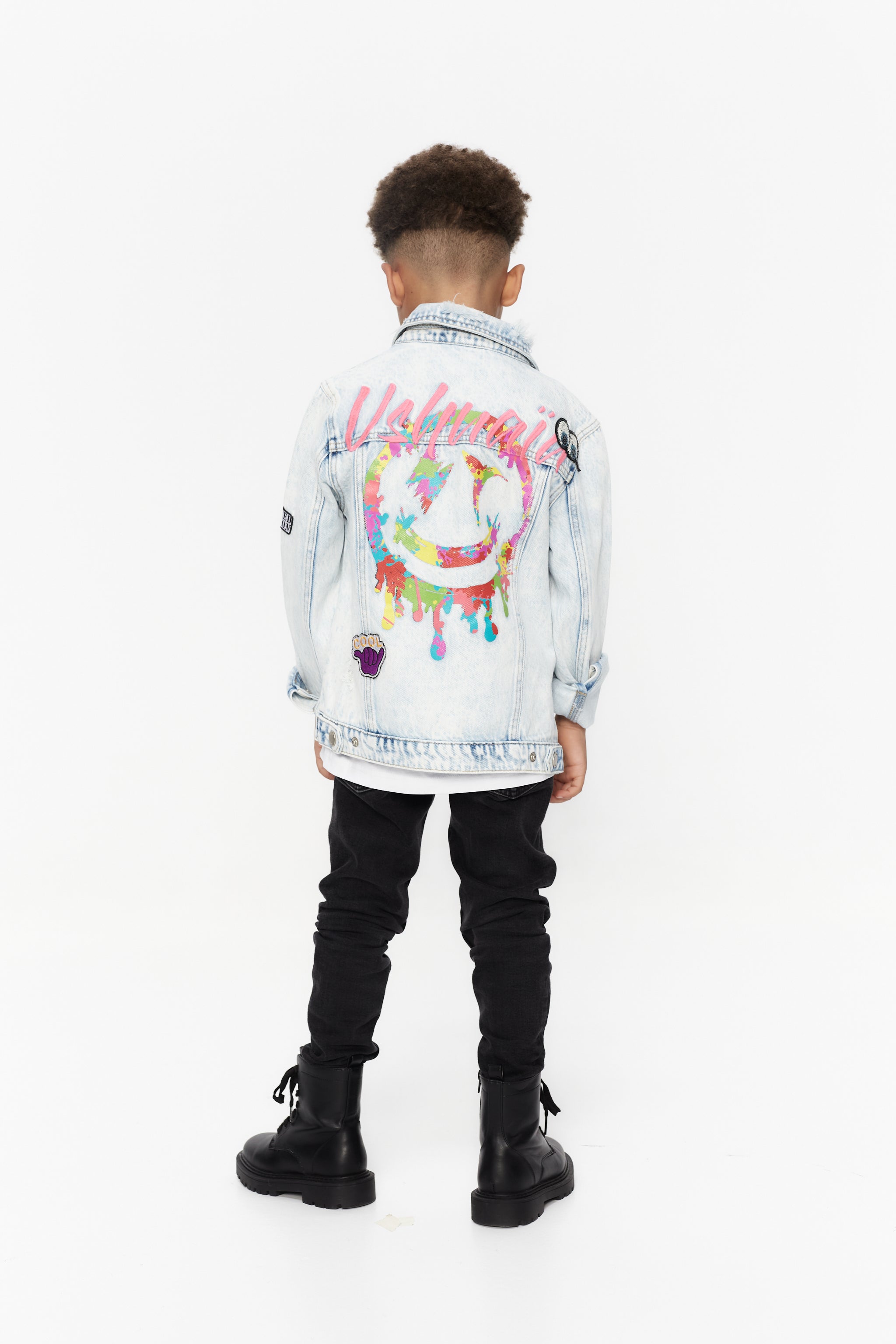 Jacket with lapel collar and long sleeves. Front pockets. Front closure with snaps. Detail of patches applied on the front and embroidered print on the back.