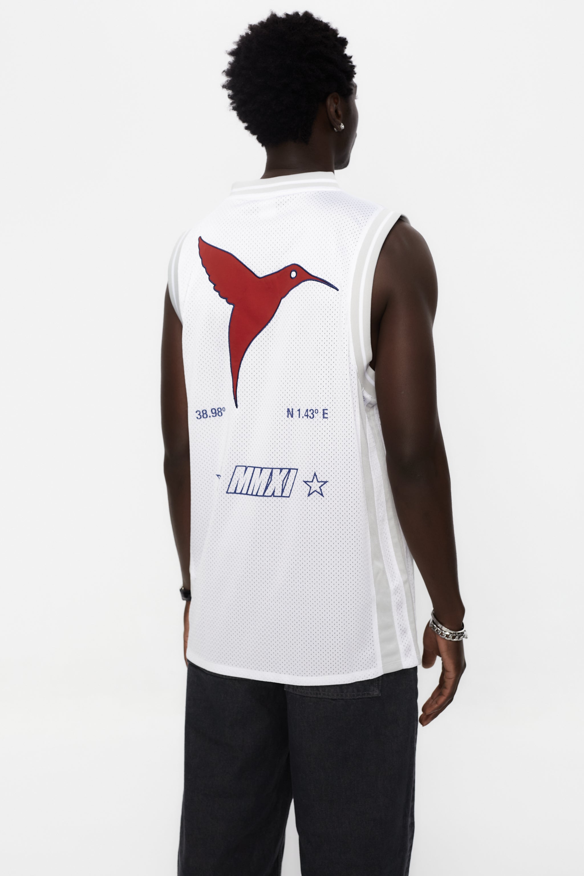 Basketball shirt made of mesh fabric, lightweight and breathable. Round neck and ribbed armhole sleeves. Contrast combined print and application detail on front and back. Patch on the front.