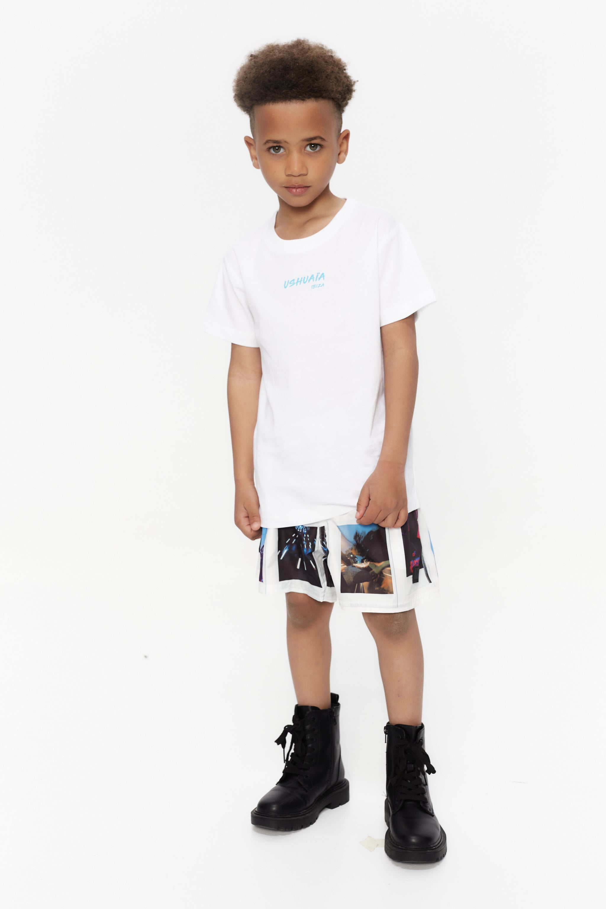 T-shirt with round neck and short sleeves. Contrast combined print detail on front and back.
COMPOSITION:
100% Cotton