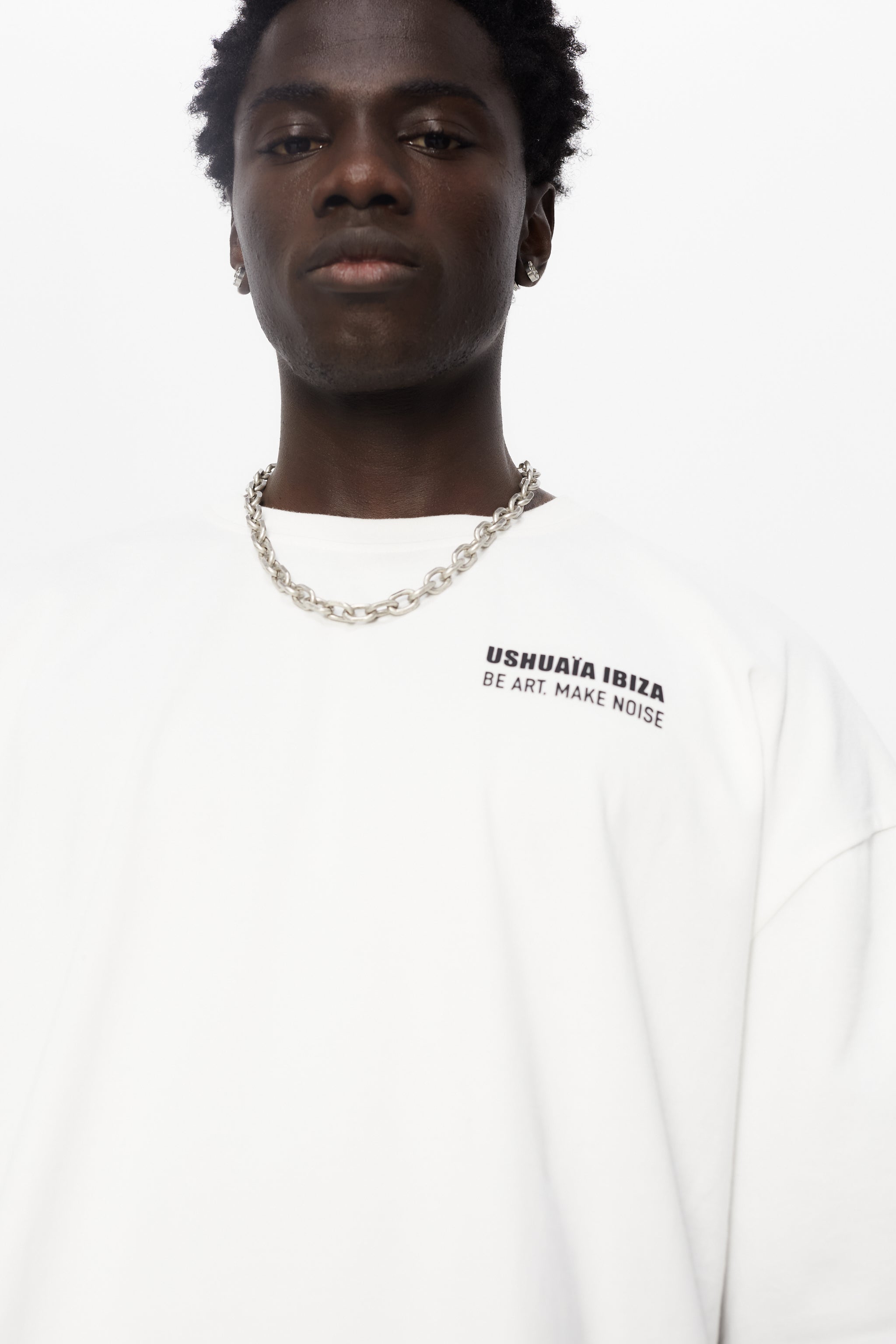 Oversize plus t-shirt with round neck and short sleeves. Contrast combined print detail on front and back.
USHUAÏA x ANDREA MARCACCINI