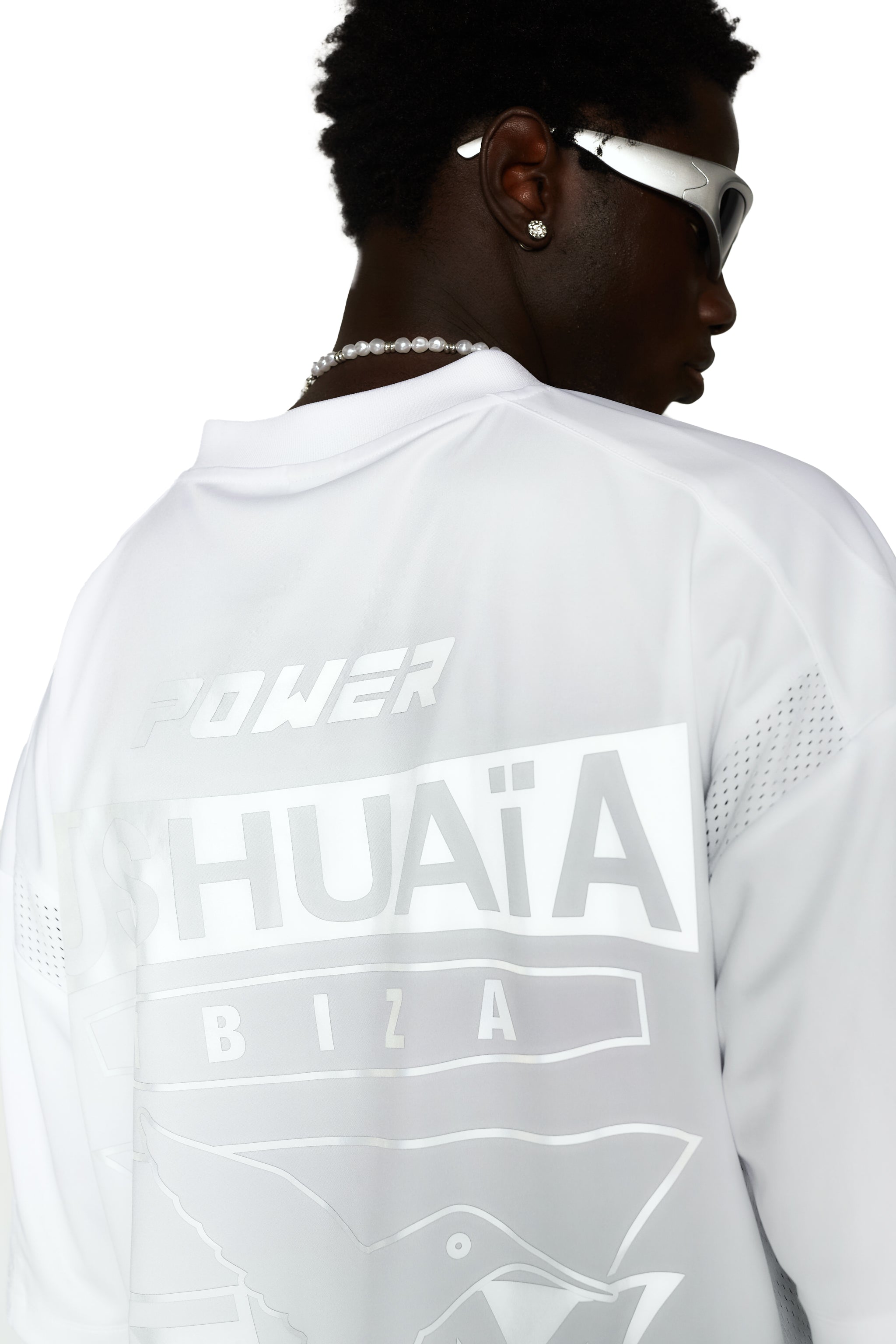 Combined rugby style t-shirt made of technical fabric and mesh, light and breathable. V-neck and short sleeves. Combined reflective print detail on front and back.