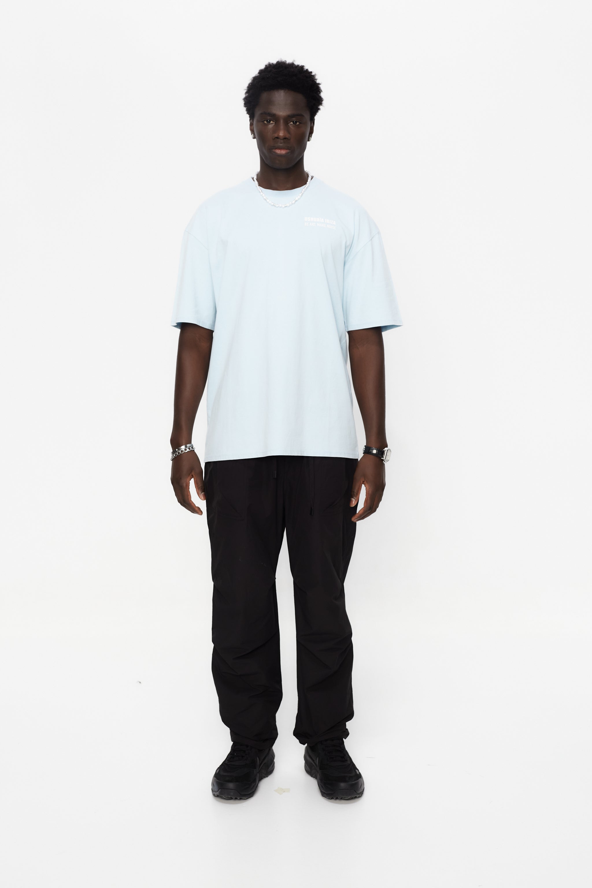 Oversized T-shirt with a crew neck and short sleeves, washed with a fade-out effect. Contrasting combined print detail on the front and back.
USHUAÏA x ANDREA MARCACCINI