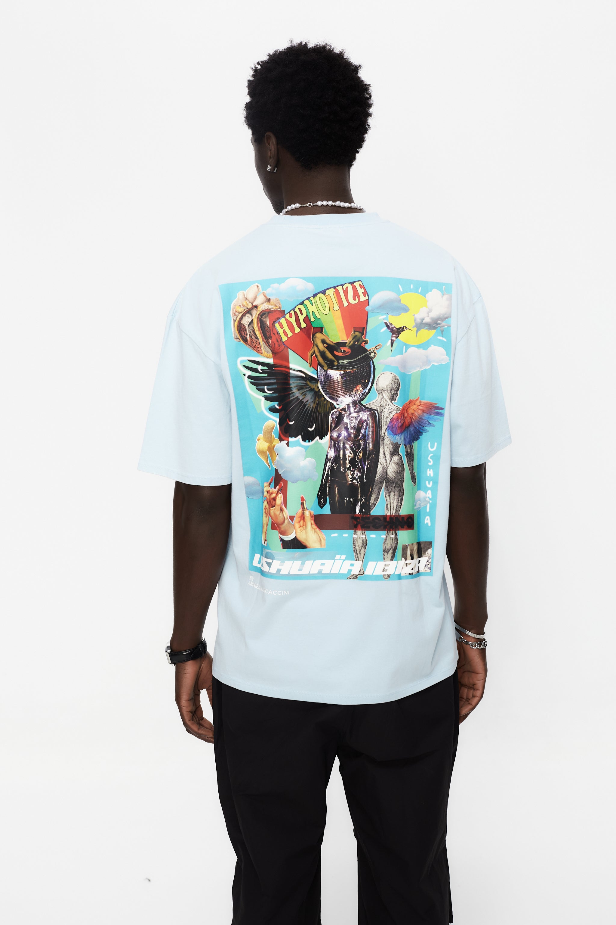 Oversized T-shirt with a crew neck and short sleeves, washed with a fade-out effect. Contrasting combined print detail on the front and back.
USHUAÏA x ANDREA MARCACCINI