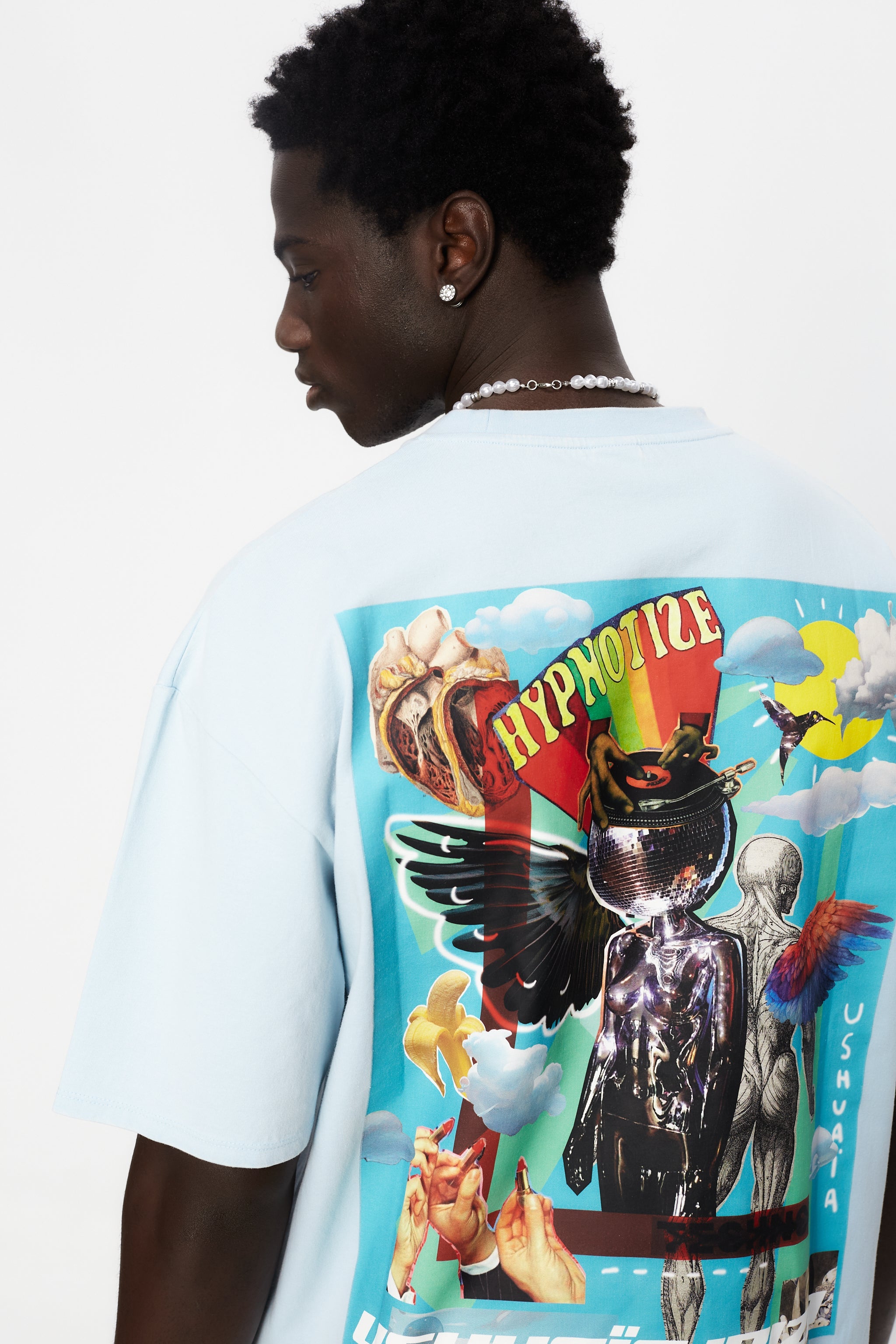 Oversized T-shirt with a crew neck and short sleeves, washed with a fade-out effect. Contrasting combined print detail on the front and back.
USHUAÏA x ANDREA MARCACCINI