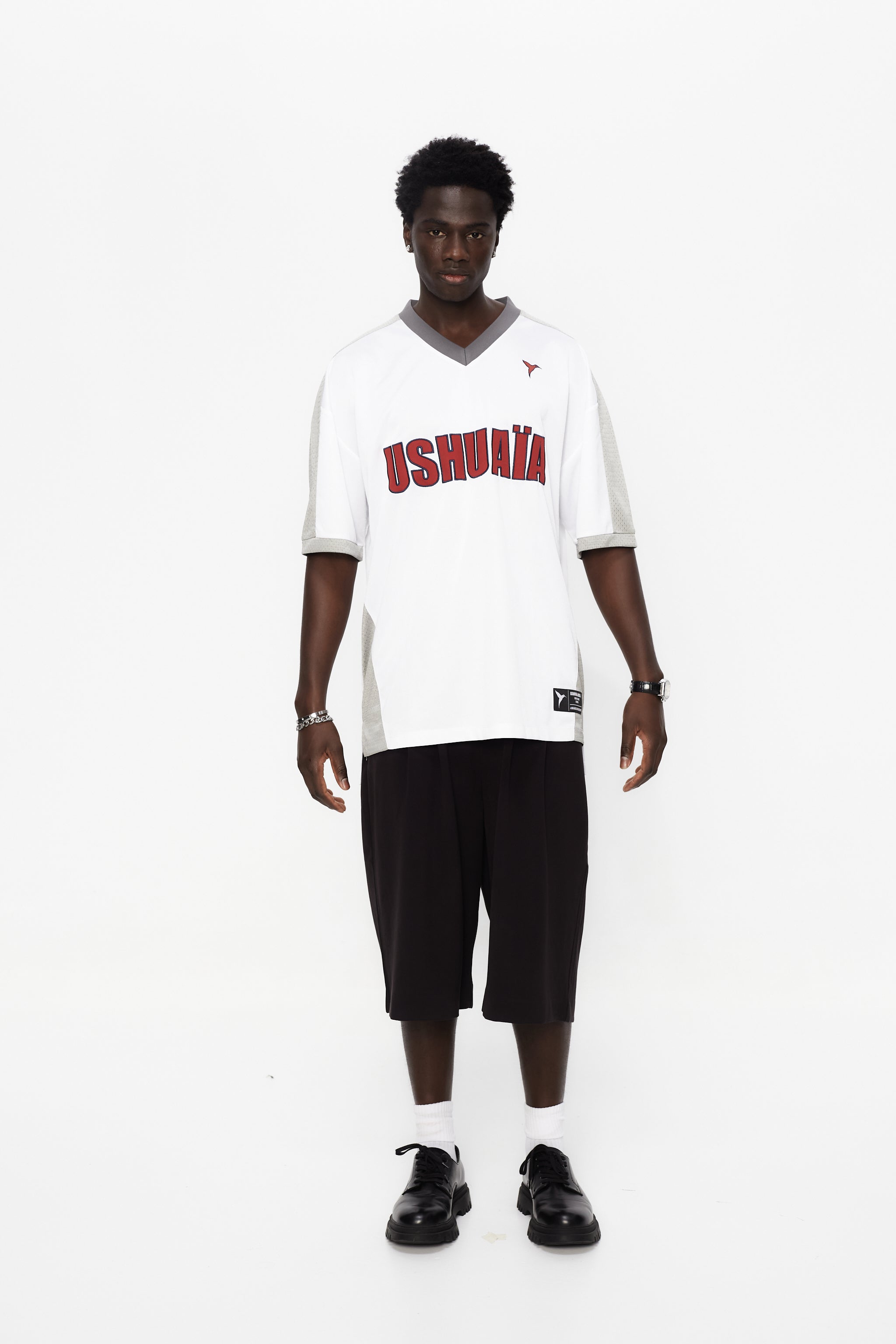 Rugby style t-shirt made of technical and mesh fabric, lightweight and breathable. V-neck and Short sleeves. Detail of contrasting combined applications on the front and back.