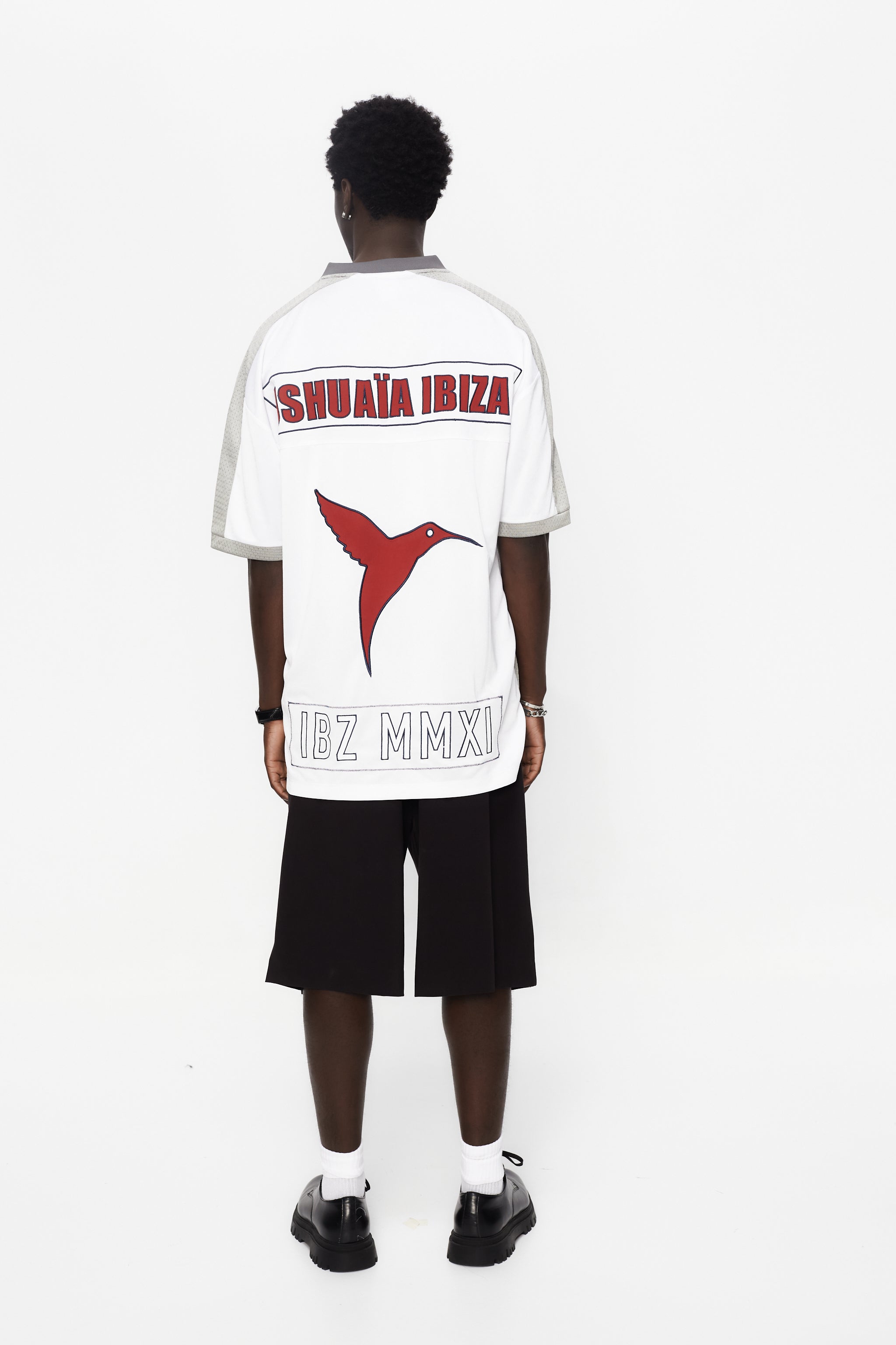 Rugby style t-shirt made of technical and mesh fabric, lightweight and breathable. V-neck and Short sleeves. Detail of contrasting combined applications on the front and back.