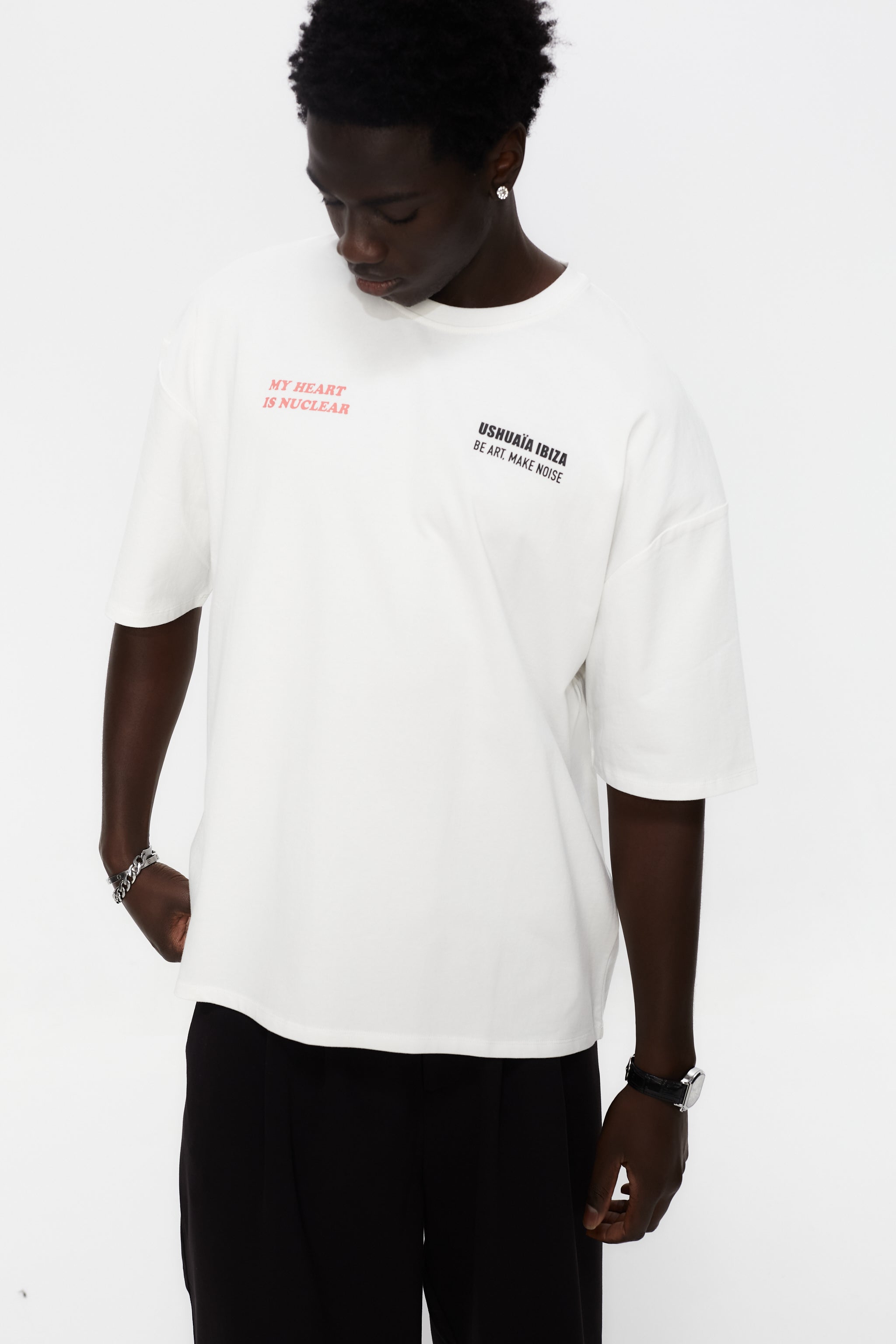 Oversize plus t-shirt with round neck and short sleeves. Contrast combined print detail on front and back.
USHUAÏA x ANDREA MARCACCINI