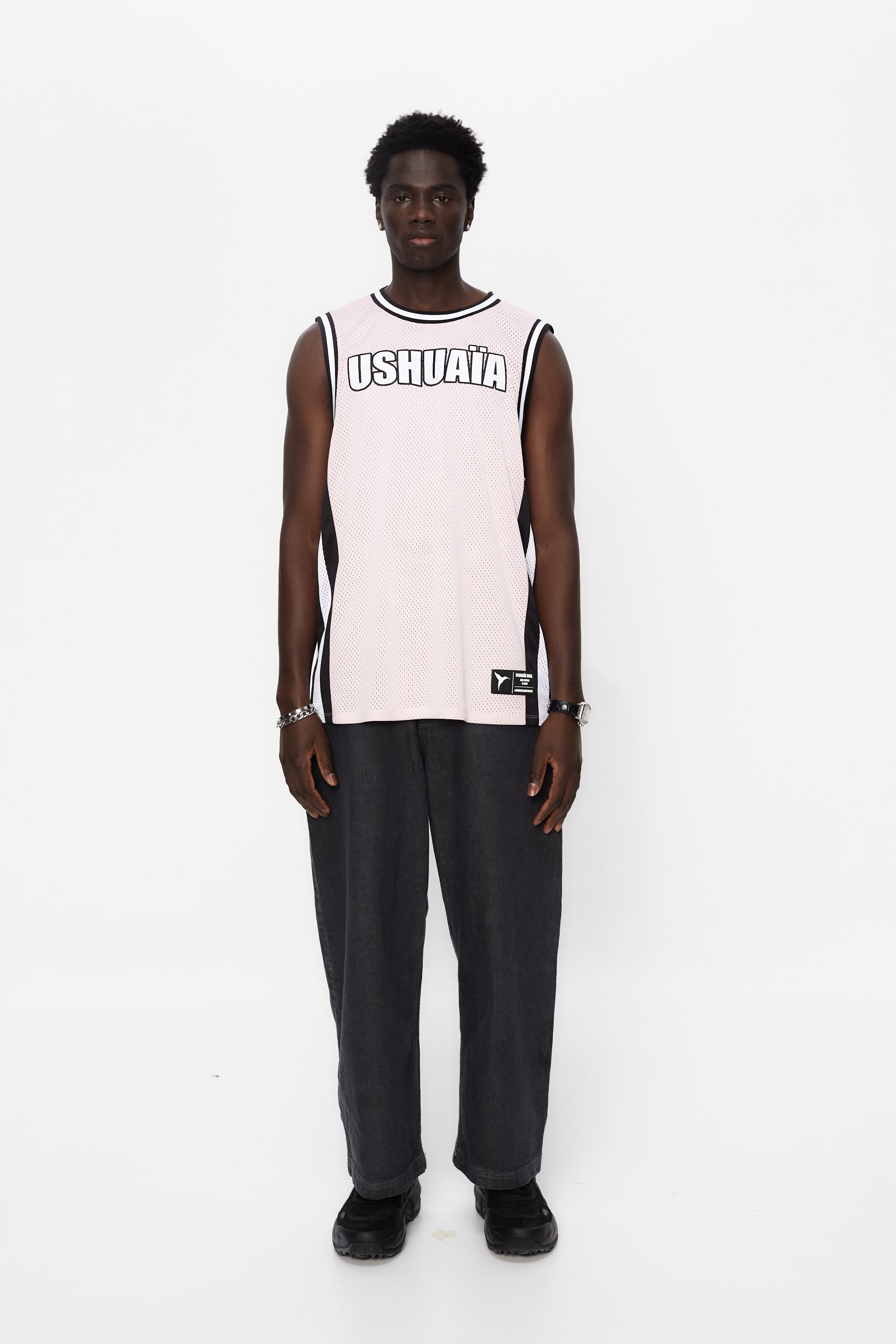Basketball shirt made of mesh fabric, lightweight and breathable. Round neck and ribbed armhole sleeves. Contrast combined print and application detail on front and back. Patch on the front.