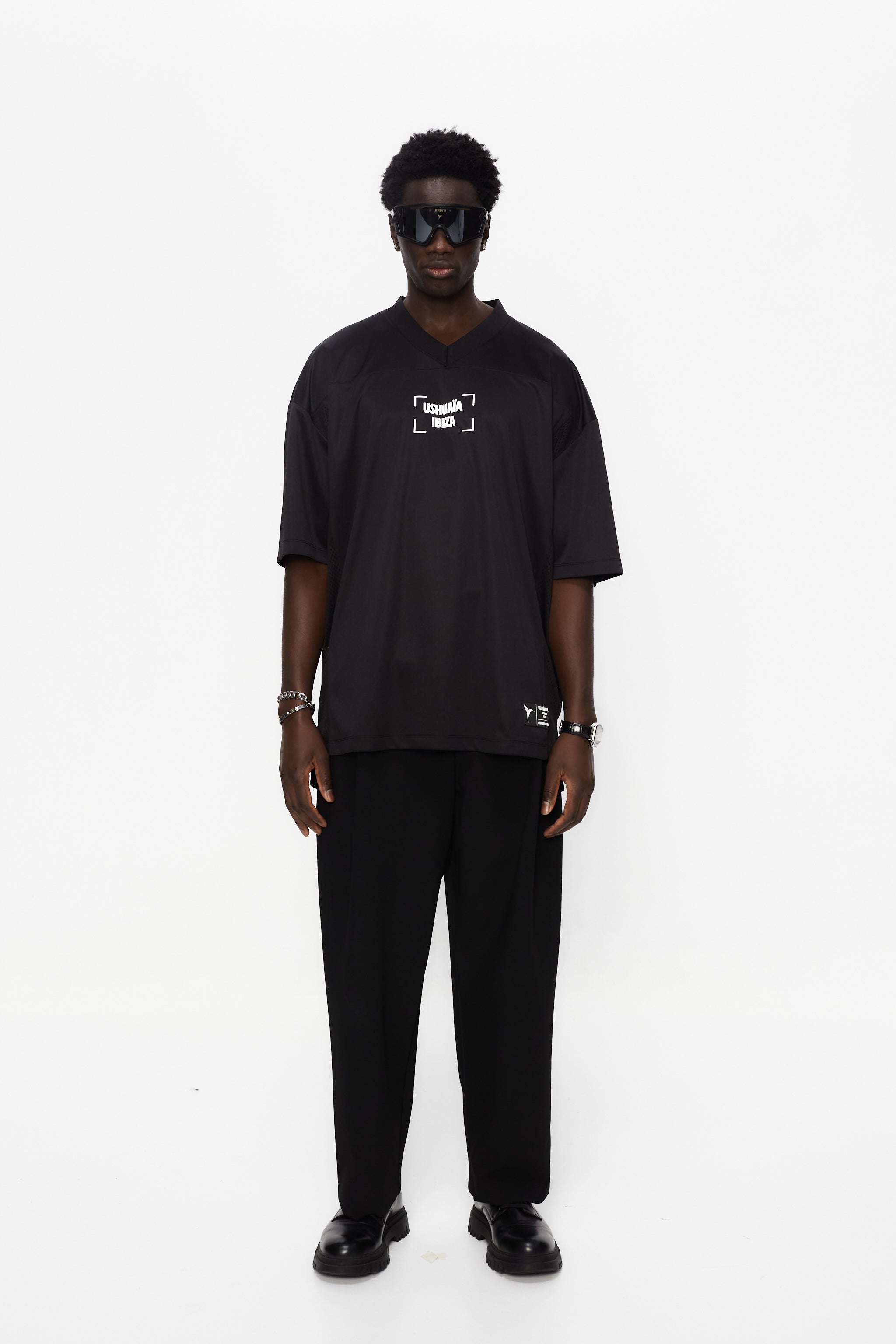 Combined rugby style t-shirt made of technical fabric and mesh, light and breathable. V-neck and short sleeves. Combined reflective print detail on front and back.