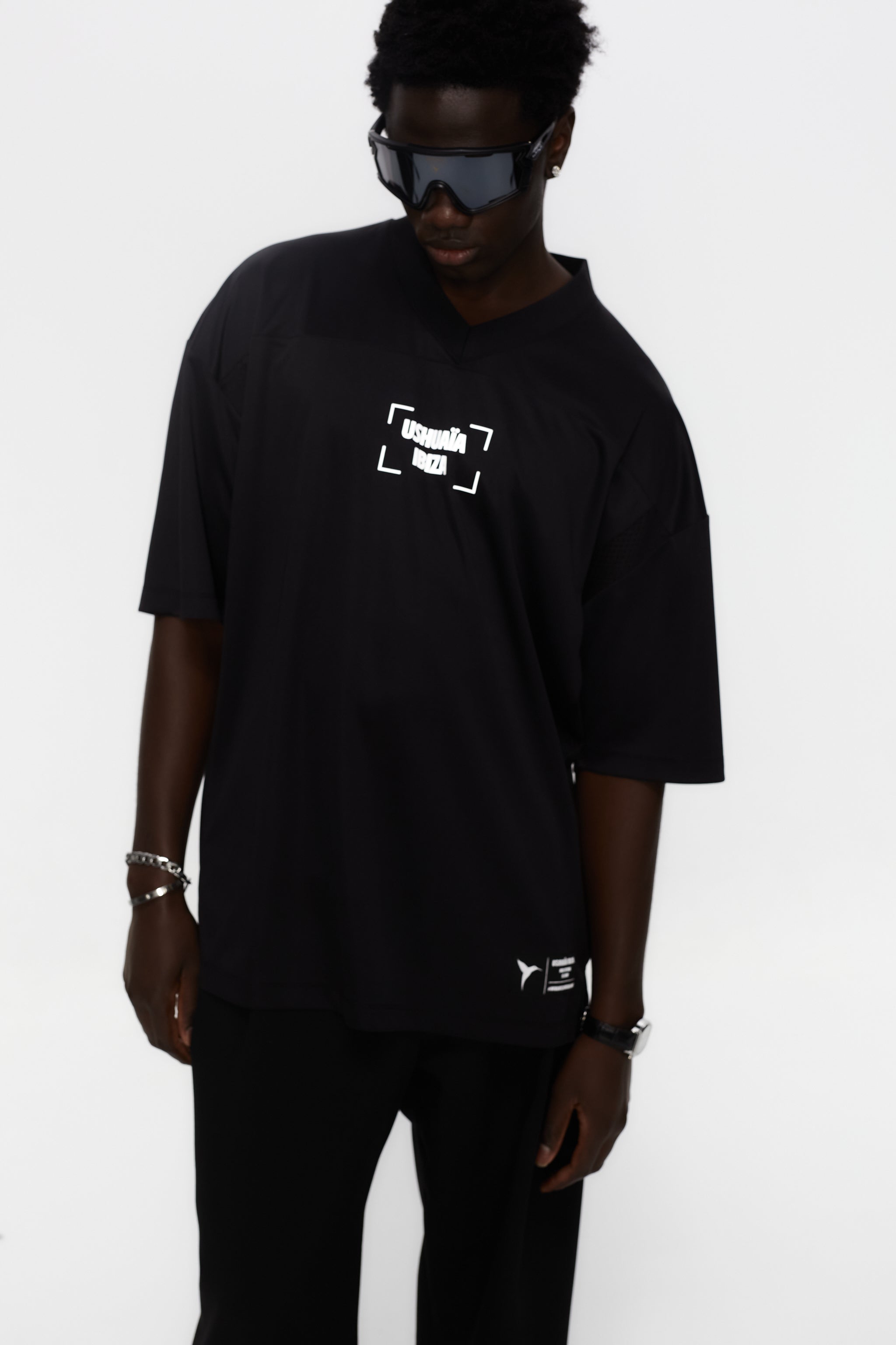 Combined rugby style t-shirt made of technical fabric and mesh, light and breathable. V-neck and short sleeves. Combined reflective print detail on front and back.