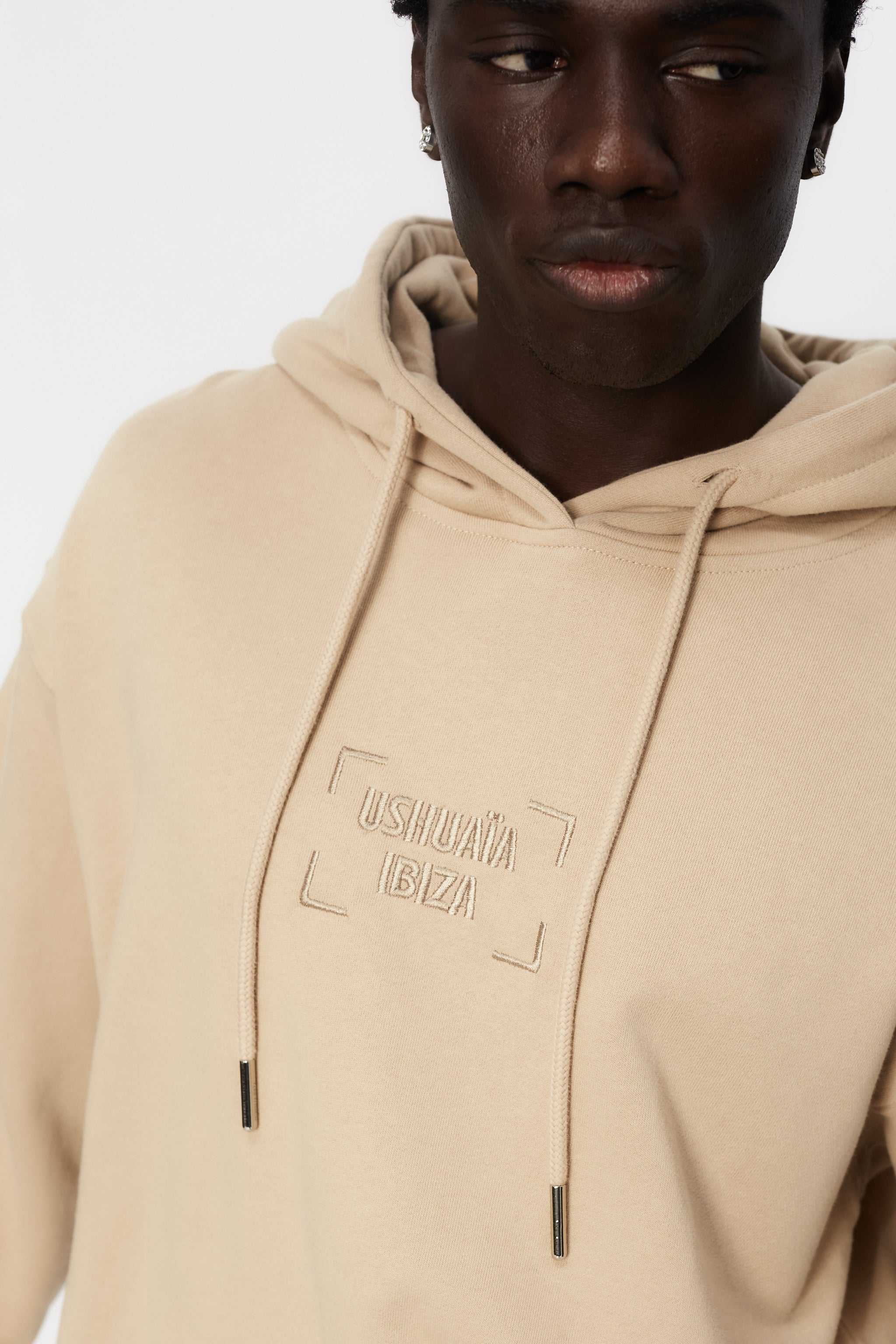 Oversized sweatshirt with adjustable hood with drawstring and long sleeves. Combined embroidery detail on the front and print on the back. Kangaroo pocket on the front. Ribbed finishes.