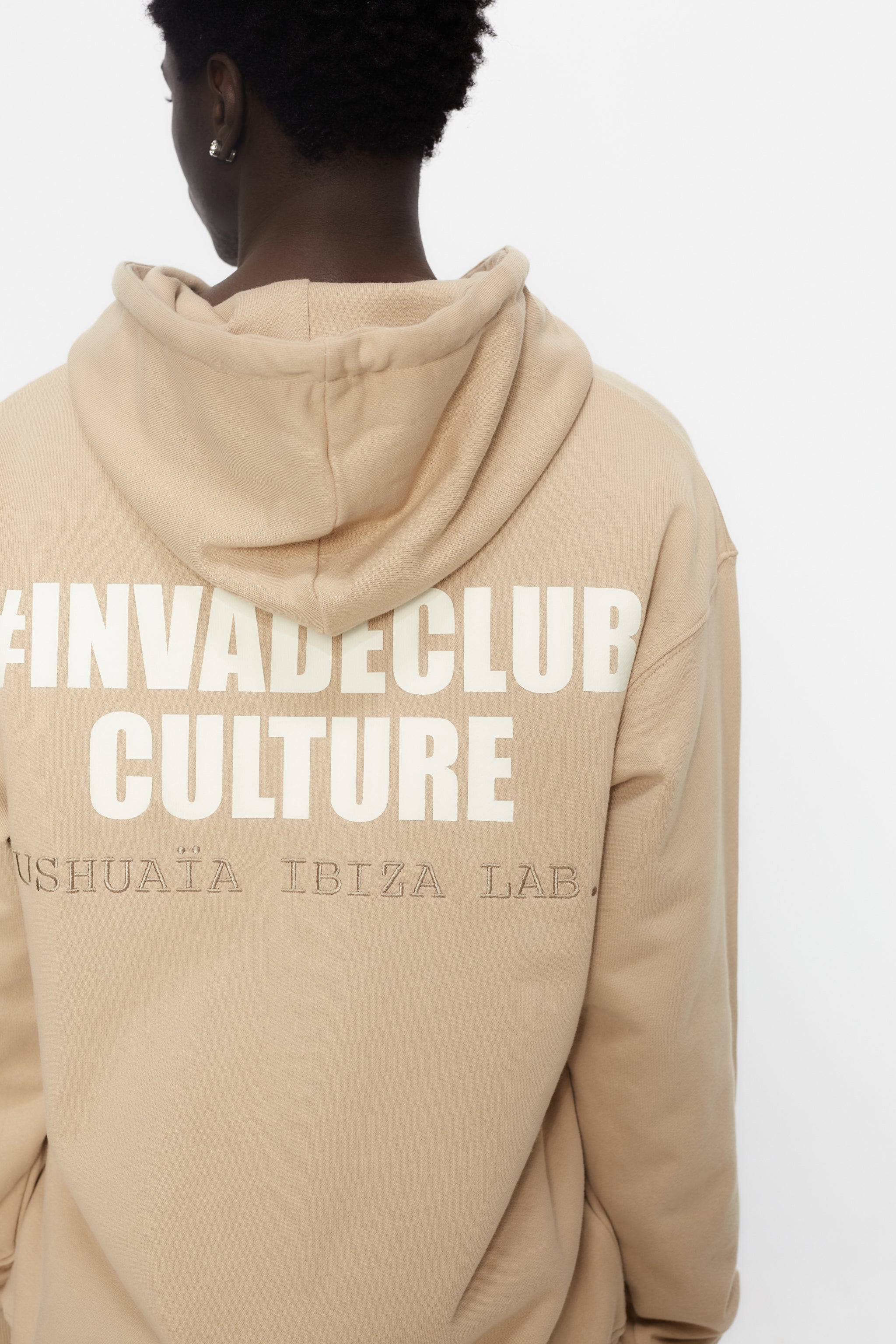 Oversized sweatshirt with adjustable hood with drawstring and long sleeves. Combined embroidery detail on the front and print on the back. Kangaroo pocket on the front. Ribbed finishes.