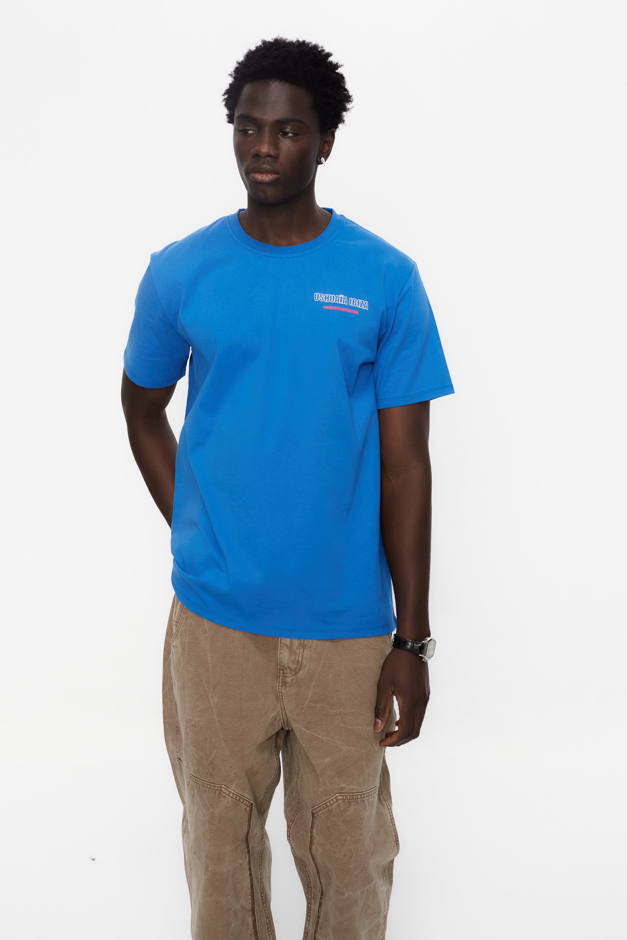 Regular fit T-shirt with round neck and short sleeves, washed with a fade-out effect. Contrasting combined print detail on the front and back.