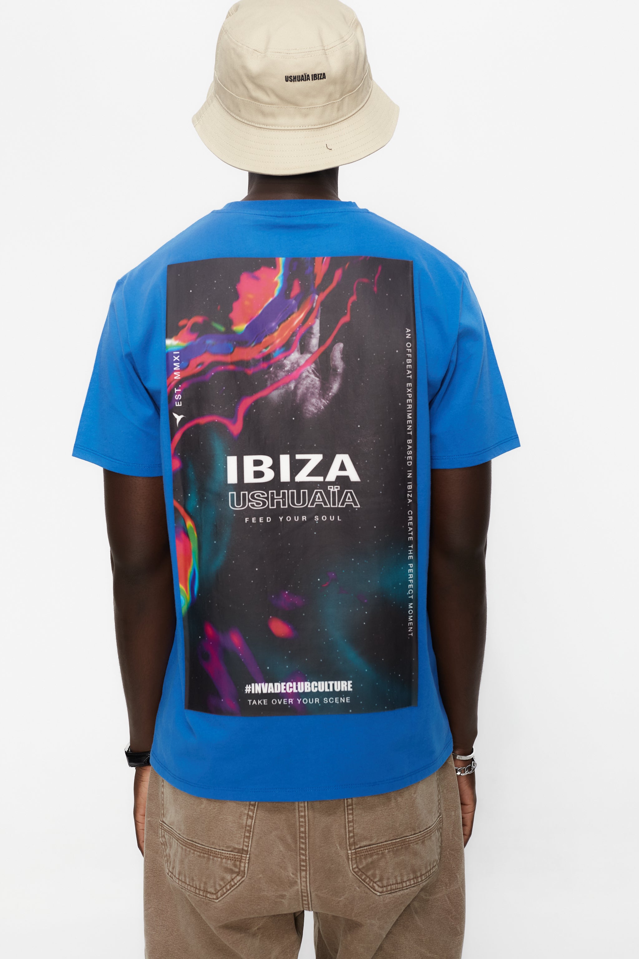 Regular fit T-shirt with round neck and short sleeves, washed with a fade-out effect. Contrasting combined print detail on the front and back.