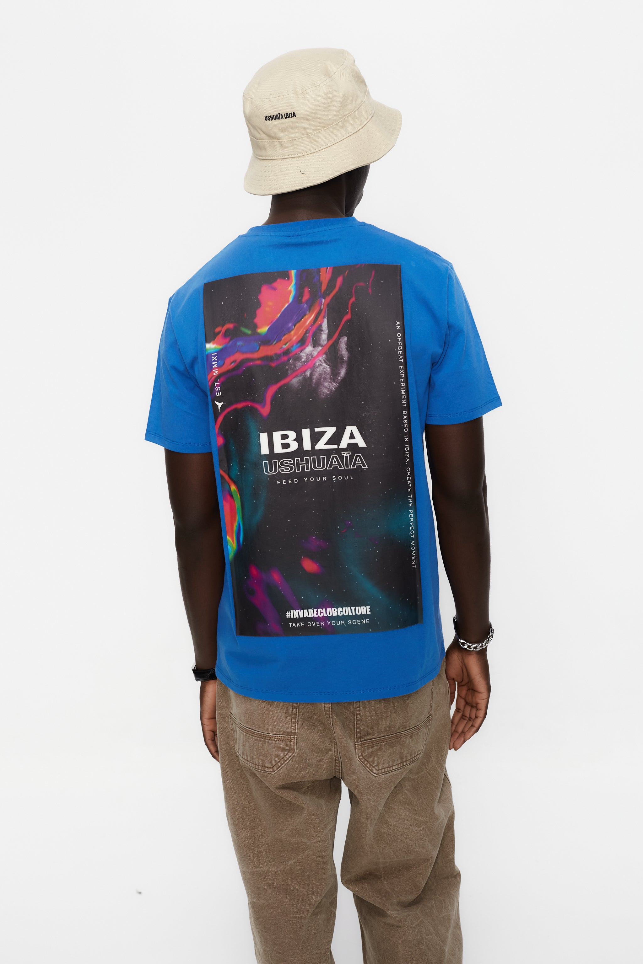 Regular fit T-shirt with round neck and short sleeves, washed with a fade-out effect. Contrasting combined print detail on the front and back.