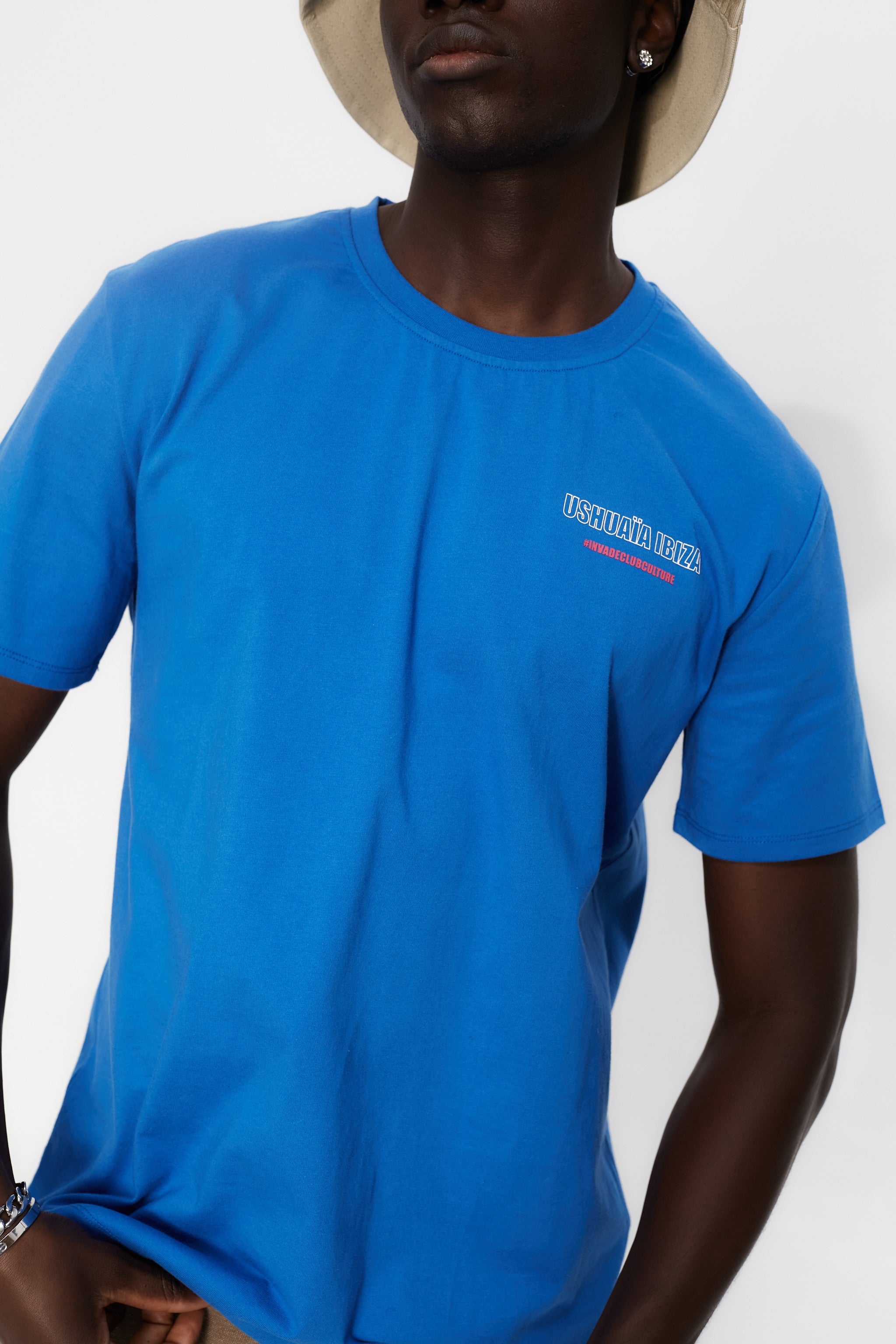 Regular fit T-shirt with round neck and short sleeves, washed with a fade-out effect. Contrasting combined print detail on the front and back.