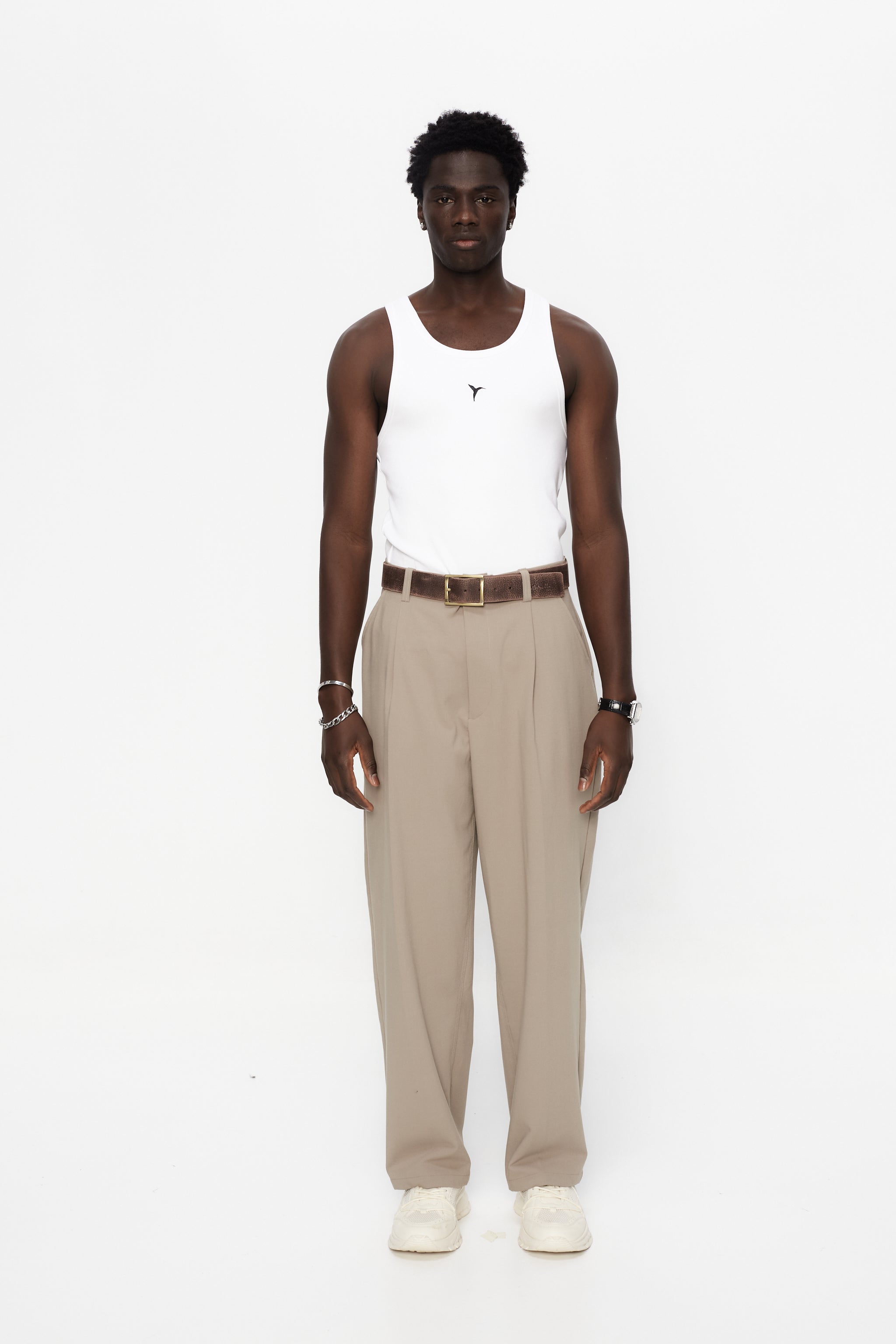 Ribbed t-shirt with a round neck and sleeveless design. Contrast embroidered detail on the front.