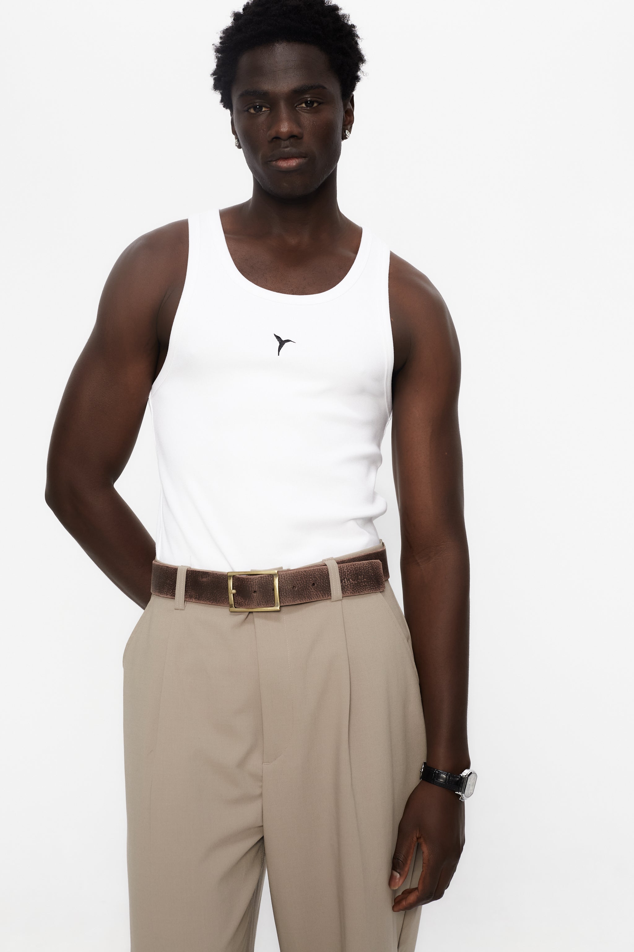 Ribbed t-shirt with a round neck and sleeveless design. Contrast embroidered detail on the front.