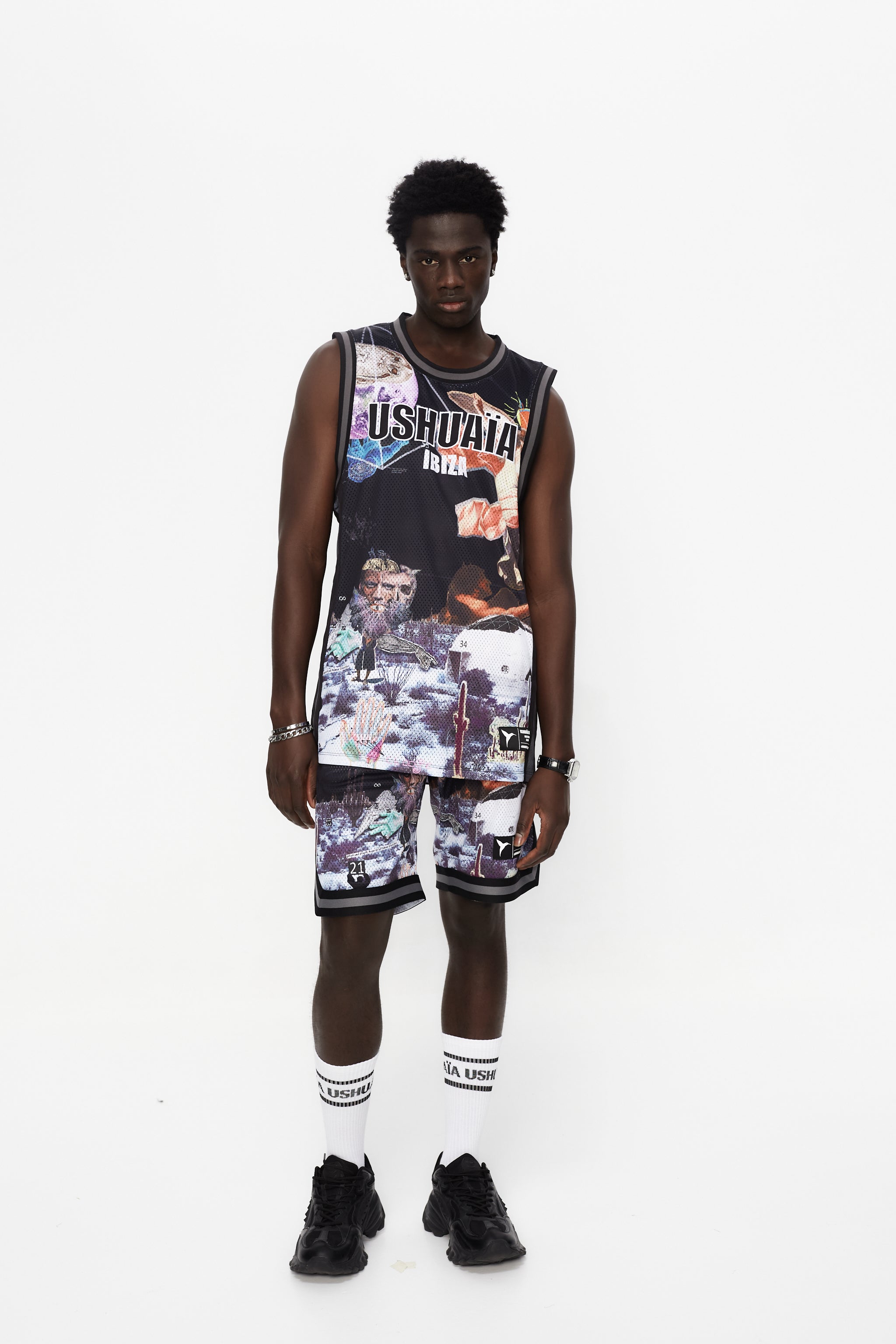 Basketball shirt made of mesh fabric, lightweight and breathable. Round neck and ribbed armhole sleeves. Contrast combined print and application detail on front and back. Patch on the front.
USHUAÏA x ANDREA MARCACCINI