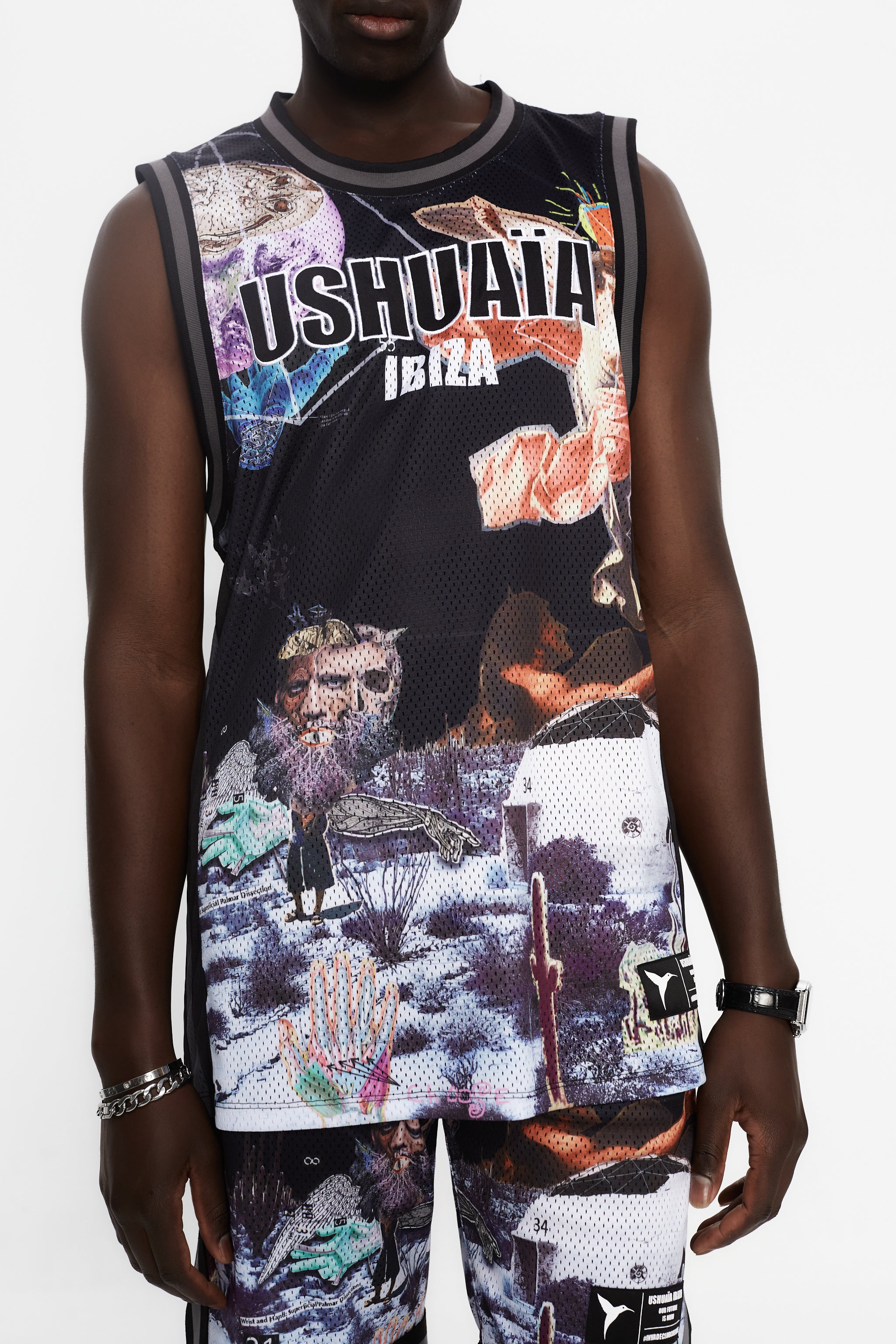 Basketball shirt made of mesh fabric, lightweight and breathable. Round neck and ribbed armhole sleeves. Contrast combined print and application detail on front and back. Patch on the front.
USHUAÏA x ANDREA MARCACCINI